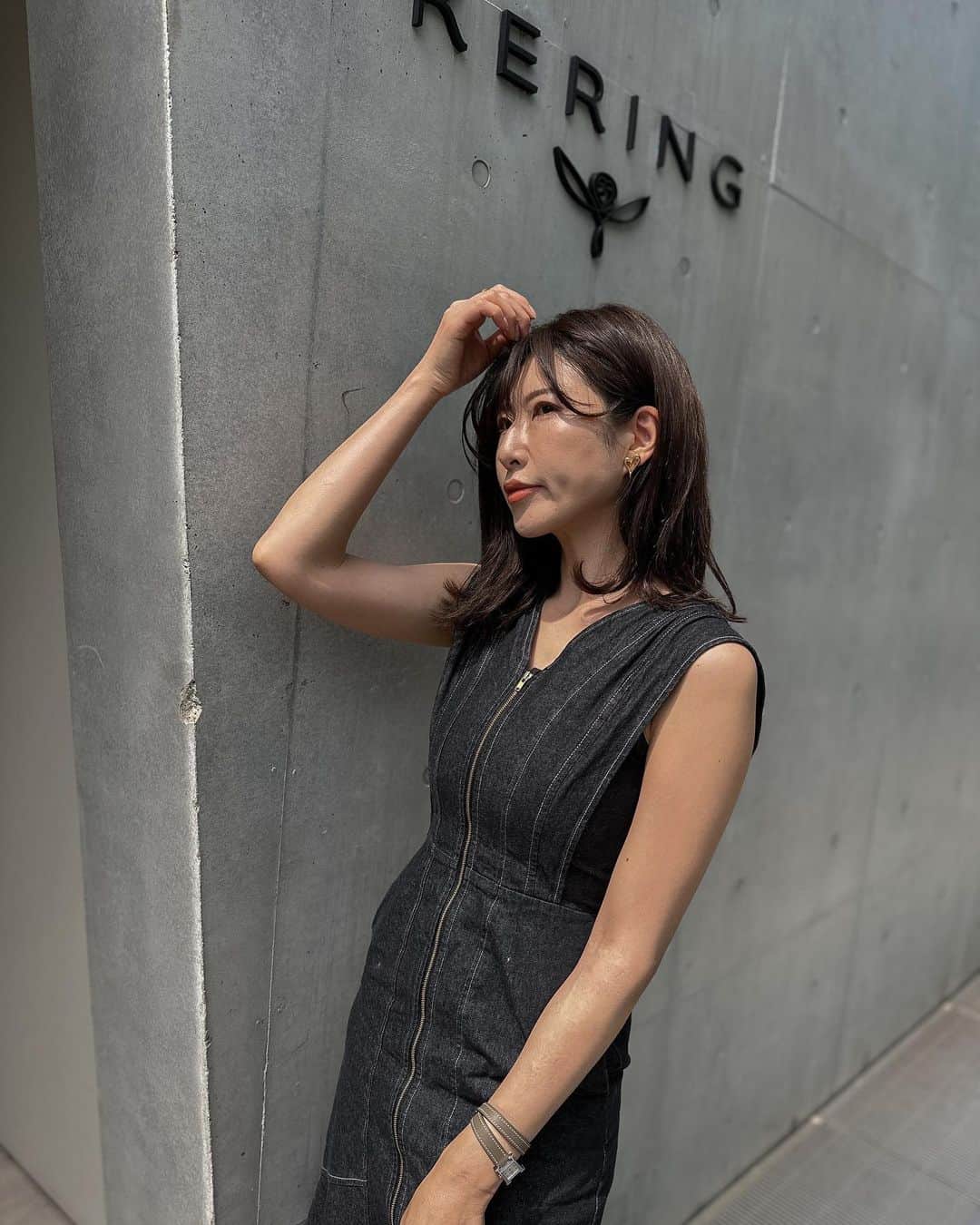 のインスタグラム：「デニムワンピとハートのピアス☺️  お気に入りしかない✨ シルエットがめちゃキレイなんだけど、私にはSが苦しい。。。  体型的にほんとにサイズ選び難しくて、胸囲がないSサイズは着れない😭 なのでちょっとバスト心配な人はMにしてね💦  あっていいじゃん！と言われるけど、いいことばかりじゃない😔  今日は子供がこの前誕生日だったからお寿司食べて、買い物😚  ジム行きたいのに全然時間ない😨 どーしよ💦  onepiece @lagunamoon_com  piace @foo_select  bag @mirem_official  shose @randa_pic   #きれいめカジュアル #シンプルコーデ#カジュアルコーデ#デニムコーデ#ハートモチーフ#きれいめコーデ#ラグナムーン#lagunamoon#mirem#かごバッグ#骨格ウェーブ#骨格ウェーブコーデ#休日コーデ#30代コーデ #over30style #locari」