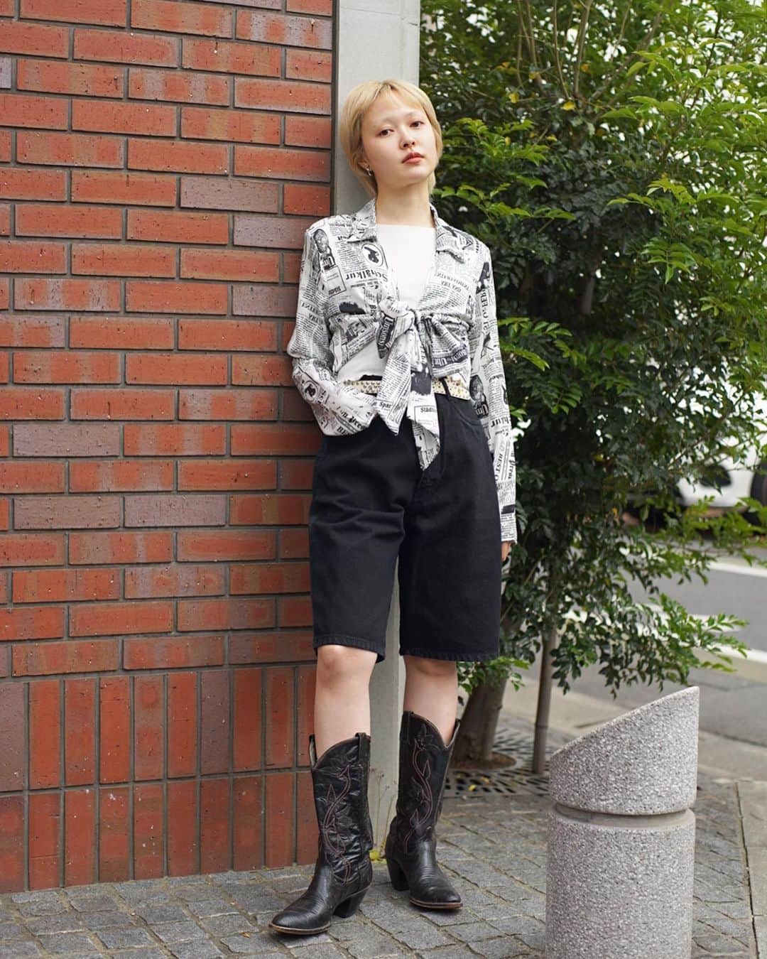 PUNK CAKEのインスタグラム：「🗞 new arrival 📰 ☑︎ front ribbon newspaper shirts ☑︎ Black denim half pants  Now on sale ➡︎ ONLINE STORE  model / @momooka_koyoi」