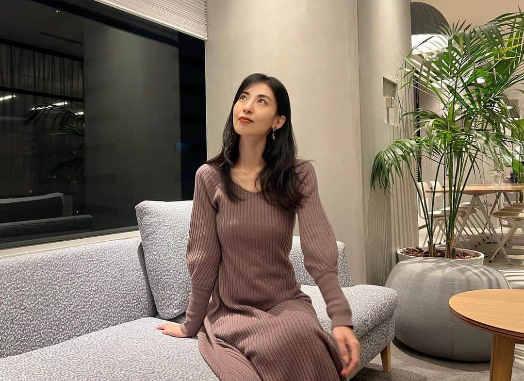 のインスタグラム：「我想和台灣的大家問問一件事 我的名字 「大久保麻梨子」很難記嗎？ 是不是「麻梨子」比較好記？ 因為最近路上被認出來的機會比較多，有可能因為透過YT認識我的新朋友，常常被說「大保久」「大什麼」「麻什麼」「大麻」？😂 好像很難記的感覺 我是不是改成「麻梨子」就簡單多了呢🤔  特に台湾のみなさんに聞きたい質問。 私の「大久保麻梨子」って名前　今更だけど長くて覚えにくいかなって。 最近道で声かけていただく機会が増えたんだけど、YTを通して最近新たに知ってくださった方だからか、声かけてもらう時「大保久」とか「大なんとか」とか「麻なんとか」とか「大麻」とか😂 台湾の普通の人の2倍のながさだからたしかに覚えにくいよね😅って思って これからフルネームじゃなくて名前だけで自己紹介するか迷い中🤔うーむ」