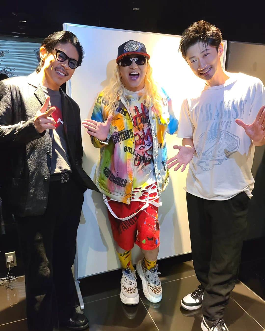 DJ KOOさんのインスタグラム写真 - (DJ KOOInstagram)「松浦会長のYouTube配信で！！ 超久々に #MAKIDAI と #MATSU に会いました!! 少しの時間だったけど会えて話して一緒に写真撮って！！めっちゃ嬉しかった DO DANCE！！たまにはご飯いきましょう！！   #avex35周年  #松浦勝人  #EXILE  #DJKOO」4月23日 20時14分 - dj_koo1019