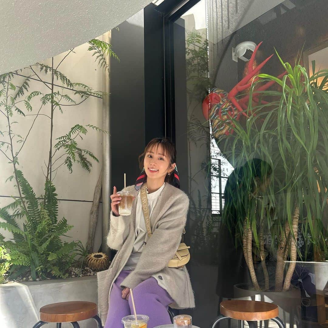 前田ゆうのインスタグラム：「今日はふたりがお祝いしてくれた😍‼️お昼はbuildsでパンケーキ🥞たべたい❤️というとつれてってくれてメイク上達💄したい！！というとコスメを一緒に選んでくれてお姫様のようにしてくれました🥰　しかしほんとうにメイクがいつまでたっても下手くそで🥹💦 コスメ売り場でメイクしてもらいながらどう使ったらいいのかを売り場のお姉さんにメイクしてもらいながら教えてもらってきました😌 そして！念願のパウダーとハイライトというものをこの度、ゲットしました🙋‍♀️✨ あとはアイシャドウとマスカラも買ってもらったよ🥰 使い方もバッチリきいたので使うのが楽しみ😆✨♪ 今日も幸せすぎました😆✨」