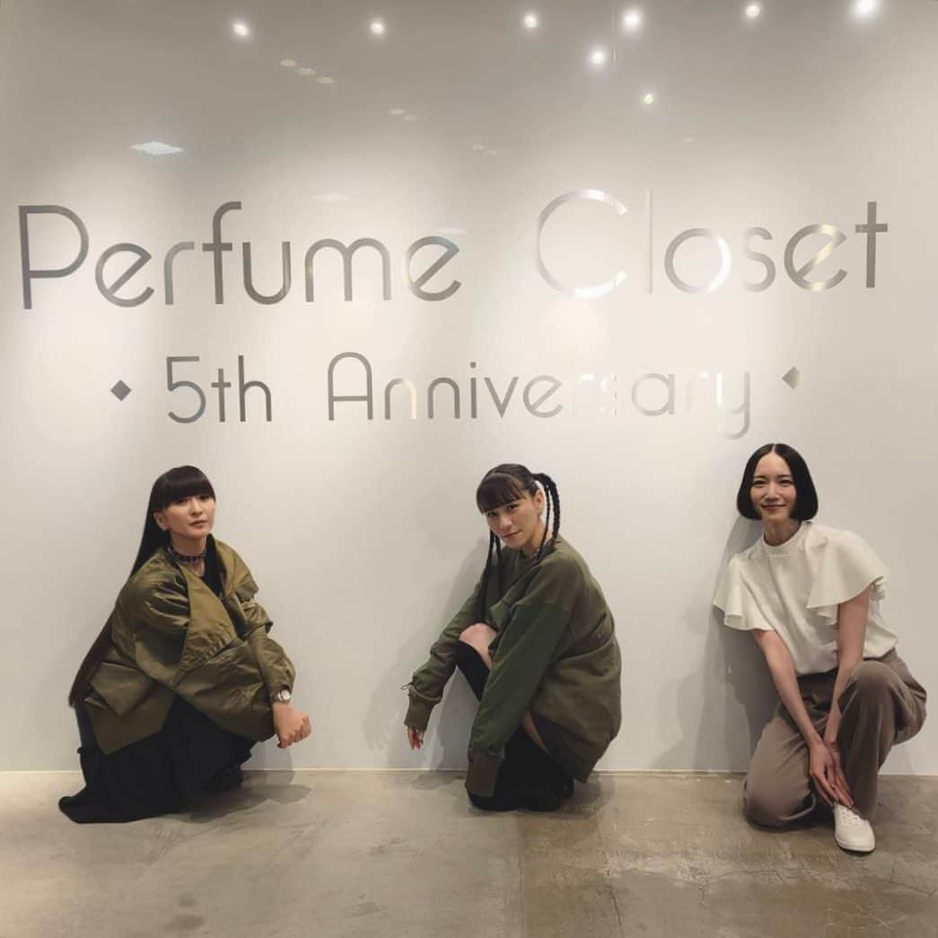 Perfumeさんのインスタグラム写真 - (PerfumeInstagram)「ラフォーレ原宿 5F  MAKE THE STAGE にて開催中の #PerfumeCloset POPUP SHOP に突撃訪問🤭💫  1階のキービジュアルと店内のとある場所にサインさせていただきました✍️  POPUP SHOPは 4/25 (火)まで11:00~20:00にて開催中💐  ぜひお越しください🫶🏻  #prfm」4月23日 20時16分 - prfm_official