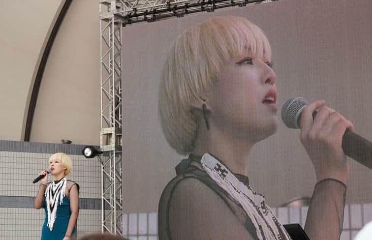 五十鈴ココのインスタグラム：「Happy Pride2023🌈  今年もちょこっと お邪魔しました🤍  昨年stageでパフォーマンスさせて頂いて  もう1年経ったなんて…😳  周りの方々に支えて頂きました  自分のアイデンティティは 自分以外の誰にも型にはめる事は出来ない大事な物  マジョリティ・マイノリティの概念を超え好きな自分のまま好きな人と行きたい所に行ける世界  らぶっ  #trp2023」