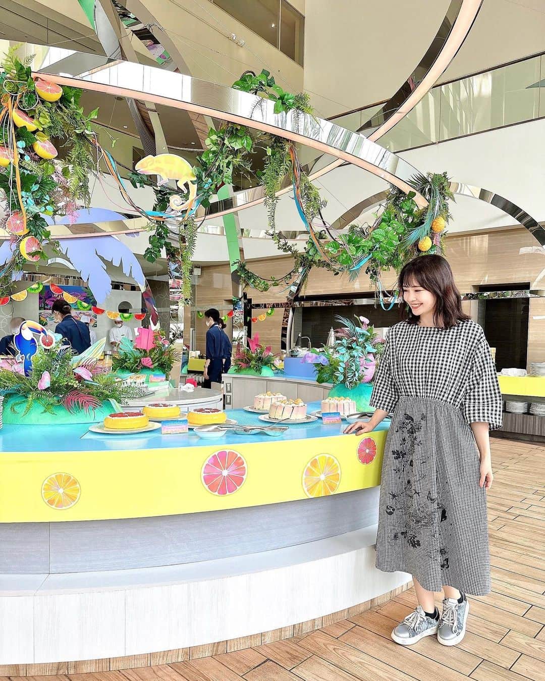 浅井麻里さんのインスタグラム写真 - (浅井麻里Instagram)「❤︎ブラックコーデ❤︎ ⁡ ヒルトン東京ベイのデザートビュッフェに 行ってきた💕🍰 ⁡ 今回のテーマは、フルーツパラダイス✨🍍🍉 ⁡ 約13種類のフルーツが味わえる！🍈🍇 フルーツ×カラフルな動物たちがいるジャングルが 表現されてて、色鮮やかで可愛いスイーツたくさん🌈 ⁡ ストーリーに動画いっぱいのせてるから見てみてー♬ また改めて投稿にもまとめます❤️📝 ⁡ ⁡ 今日着てったのは、@scolar_official の チェック柄切替ワンピース❤︎ ⁡ サラッと着られて着心地いい♬ 袖の丈感も絶妙だし、スカートの刺繍が可愛い💕🪡 ⁡ カーディガンやジャケット羽織っても合う❤️😋 @scolar_netshop ⁡ 最後の写真、撮り終わって戻ってくる時の めっちゃナチュラルなわたし（笑） ⁡ ⁡ #ScoLar #スカラー #scolar_ootd #scolar公式PR #個性的 #ハデカワ #着るアート #ブラックコーデ #ブラックワンピ #デートコーデ #ヒルトン東京ベイ #スイーツビュッフェ #デザートビュッフェ #ヒルトンスイーツ #ヒルトンスイーツビュッフェ #ヒルトン #ホテルビュッフェ #ディズニーオフィシャルホテル #ホテルスイーツ #スイーツ巡り #スイーツブッフェ #舞浜ホテル #カフェ巡り #ディズニーホテル #hotel #sweets #hiltontokyobay #sweetsbuffet」4月23日 20時19分 - mari_asai_625