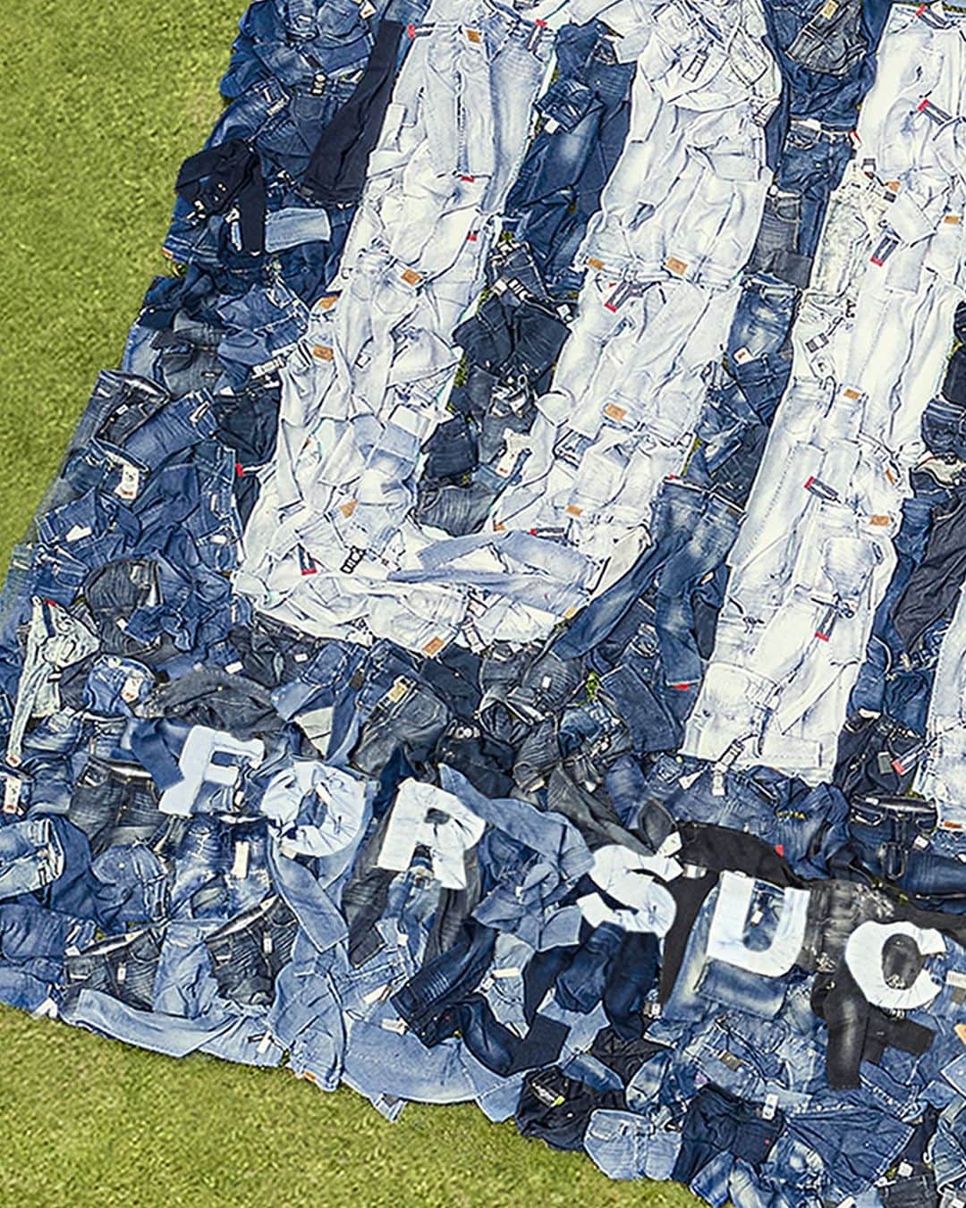 ディーゼルのインスタグラム：「Love the clothes you’re in.   Denim is our core and here at Diesel we want you to know how to take care of it.  1. Stay dirty: wash less and let them air freshen instead. 2. Stay cool: never wash above 30 degrees, choose short or delicate cycles, and always turn them inside out. 3. Stay authentic: pass on fabric softener and tumble dryers. 4. Stay creative: get your DIY skills because repairing is caring.  #ForSuccessfulLiving #ForResponsibleLiving」