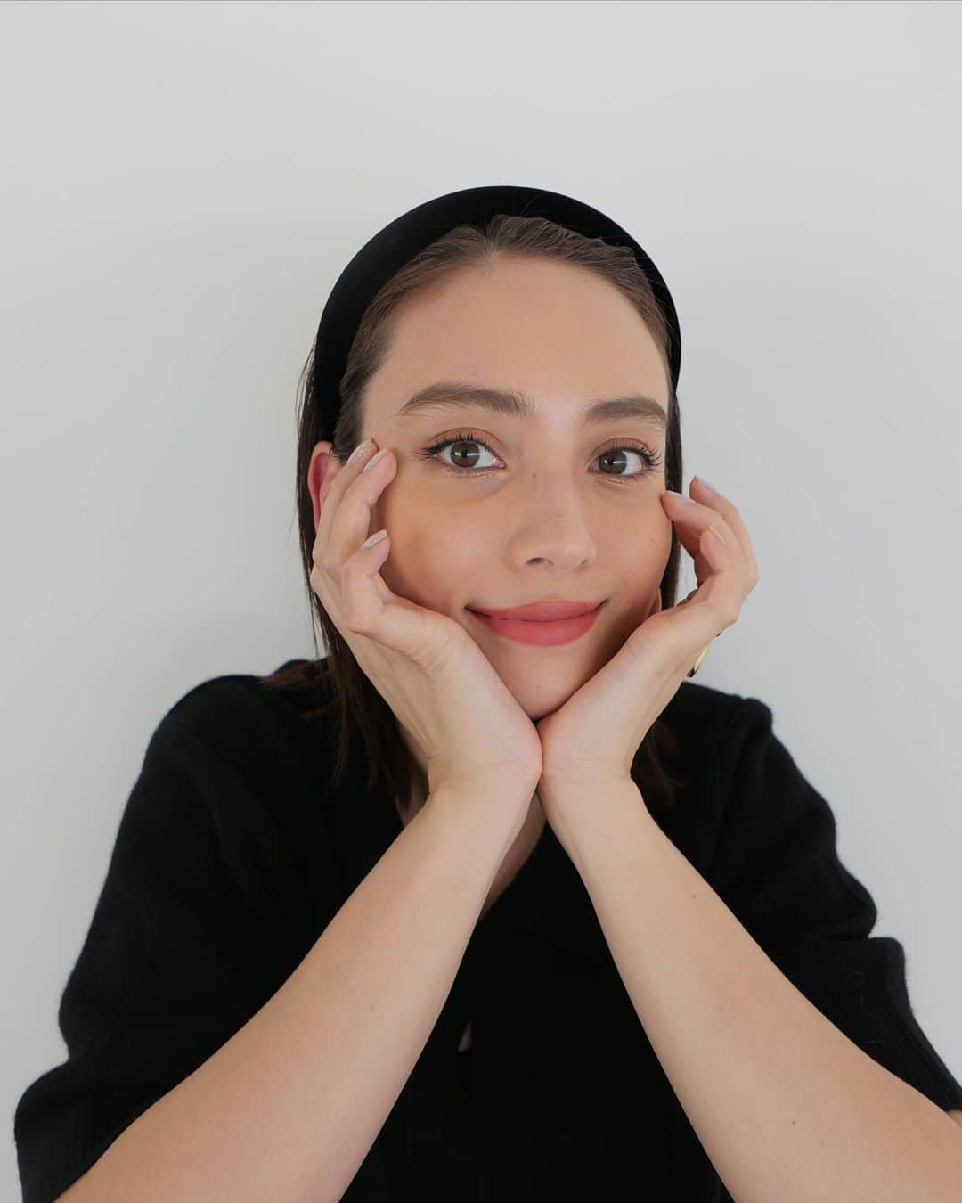 滝沢カレンのインスタグラム：「珍しく私にはカチューシャの日にて🌷  沼田真実ちゃんことまみちゃんが躍動感豊かに撮影してくれました🌿☺️  あまり頭飾りはつけない性格なのですが、 たまにはいいですね😉！ 改めて頭のオシャレの楽しさの 意味を知りました👱🏻‍♀️  そして黒で合わせると、目の前からやってきた人と目が合ってもすぐに"あれはカチューシャだ"となり過ぎないので、恥ずかしすぎずに付けれますよ☺️  明日は朝から楽しいラジオの日ですので、 TBSラジオお尋ねください😉  おやすみなさい。」