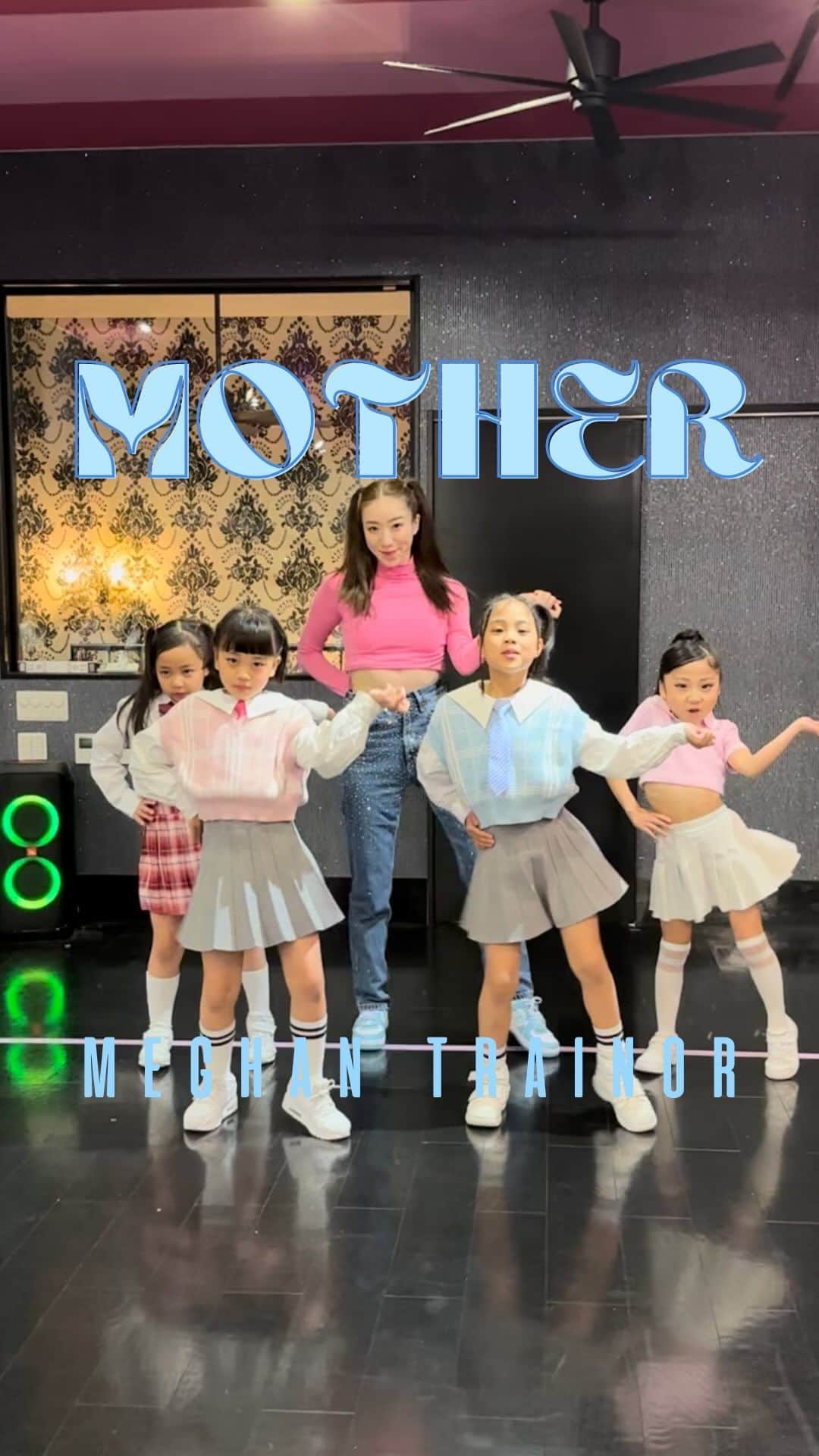 Ruuのインスタグラム：「ちりりったまと、、、ママ😂💗🌷   Mother / Meghan Trainor 💕  Happyで大好きな曲😙💖🎶 是非お子さんとママの親子ダンスでやってみてくださーーーいっ😙🫶🏻✨✨✨✨✨  こちらのNGシーンはストーリーにアップします、、🫢😂💗  @chiho_riho @ricca.1116   #meghantrainor #mother #dance #pr」