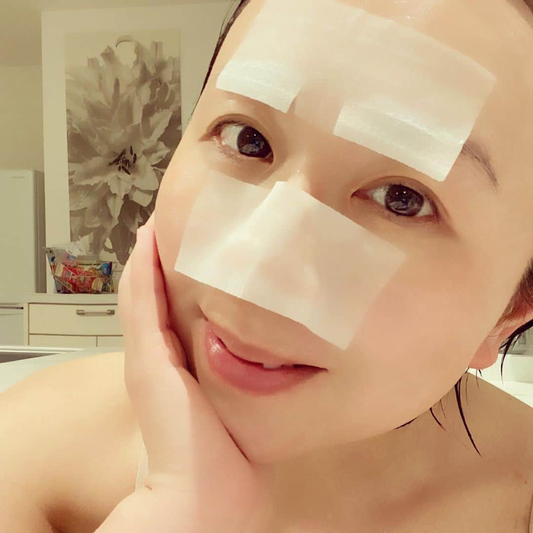 今西千登瀬さんのインスタグラム写真 - (今西千登瀬Instagram)「【#不動産屋いまちゃんの毛穴ケア　】春は、毛穴が詰まりやすい⁈  気温がぐんぐん上がる春。 汗や皮脂の分泌も盛んに、、、  お肌の老廃物も増えがち。 それに加えて春の嵐や、 花粉でさらに毛穴の詰まりやすい状況に。  皮脂が増えると、ニキビも出来やすくなるんだよね、、、 だからこそ春は、 "ニキビ＋毛穴"対策を♡  グリチルリチン酸ジカリウム・ サリチル酸のダブルの有効成分で、 ニキビ予防と拭き取りで 古い角質や汚れを落として 毛穴対策も出来ちゃう♡  CICA（ツボクサエキス）と ドクダミエキスの引き締め美容成分が、 お肌をキュッと引き締めて♡  気になる小鼻だけでなく、 Tゾーンやアゴ周りにも使えるよー♡  アゴとおでこに良くニキビが、 出来るから重宝してる♡ ひたひたの美容液が、 冷んやり気持ちの良いパックだよ♡  爽やかな香りに、気分もすっきり♡ パックの後の、拭き取りでさらに 毛穴もすっきり♡  6月5日まで、 PLAZA・MINiPLA先行販売しているよ♡♡ 「BH薬用アクネパック」  #キュキュポア  #キュキュポアC  #ビタミンC  #CICA  #PR」4月23日 20時24分 - chitoseimanishi