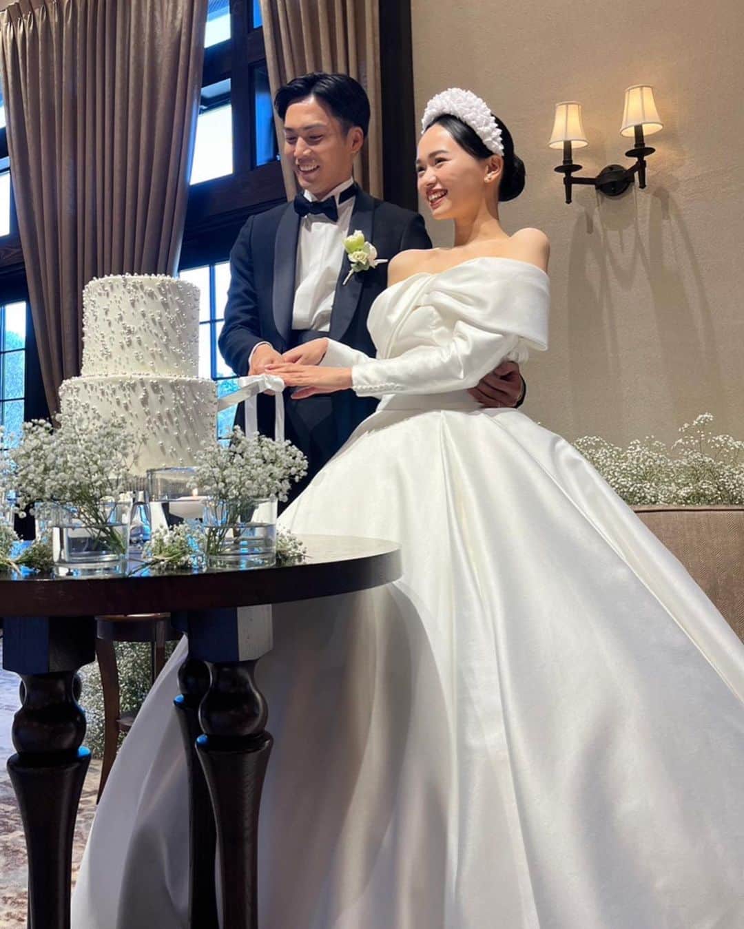 zussaさんのインスタグラム写真 - (zussaInstagram)「披露宴入場とケーキカットの写真。  専属カメラマン(私の友人一同)のセンスが良すぎて選ぶの大変だけどとても嬉しいお話。😫💞💞  #結婚式#ウェディング#ウェディングドレス#軽井沢」4月23日 20時27分 - niwatorigoya