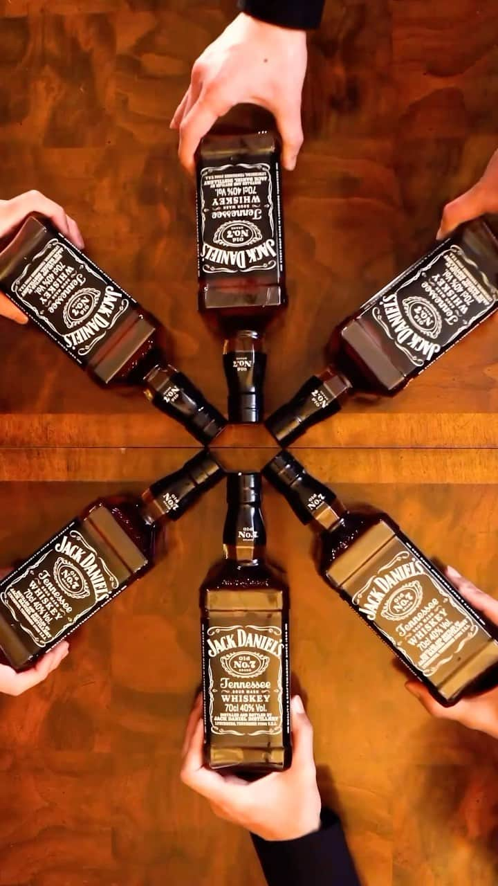 XTRAPのインスタグラム：「Object Dance[Bottles] for @jackdanielsjapan   ジャックダニエルのボトルやグラスのシャープな形状を活かしたオブジェクトダンス。 Choreograph & Video by @xtrap.official   #objectdance #オブジェクトダンス #広告動画 #振付 #動画制作 #cm制作  #振付動画  #jackdaniels #ジャックダニエル」