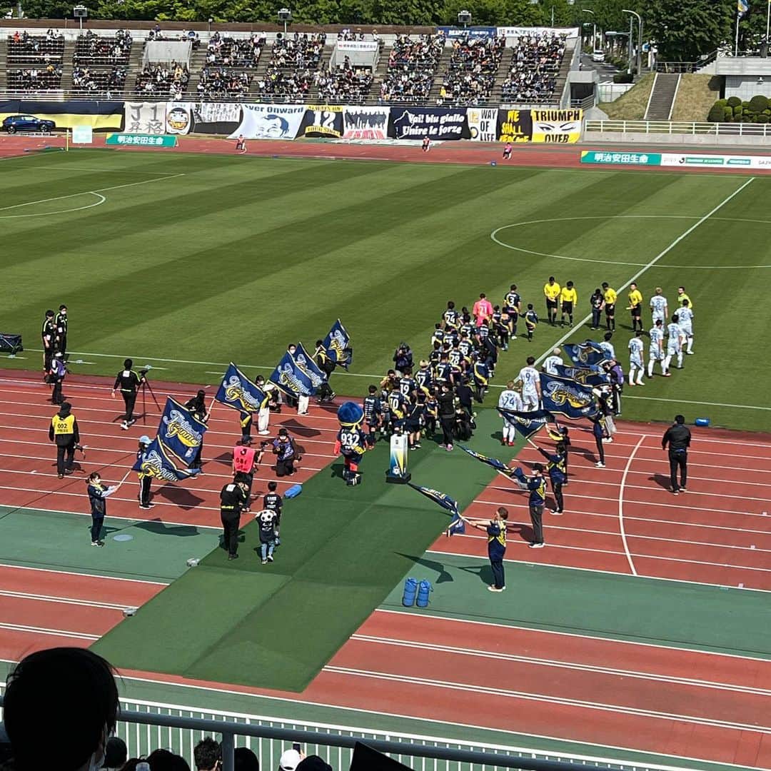 武藤乃子さんのインスタグラム写真 - (武藤乃子Instagram)「⚽️ 群馬 0-0 徳島 ＋1💪  強風の中での同期対決は、勝ち点1を分け合いました。  W杯では、ほんの数ミリが勝敗を左右するということをまざまざと感じさせられましたが。 今節のザスパも、少しの何かの要因で相手のゴールネットを揺らすことができず。  でも。 前節アウェイで連勝が途切れてからの、ホームで迎える大事な1戦での勝ち点は、次の勝ち点に繋がるのではないでしょうか。  それにしても、今シーズンも混戦ですね。  #J2 #J2リーグ #ザスパクサツ群馬  #徳島ヴォルティス  #サッカー観戦  #取材  #アナウンサー #フリーアナウンサー #デュアルライフ #デュアルライフアナウンサー」4月23日 20時28分 - muto_noriko.11