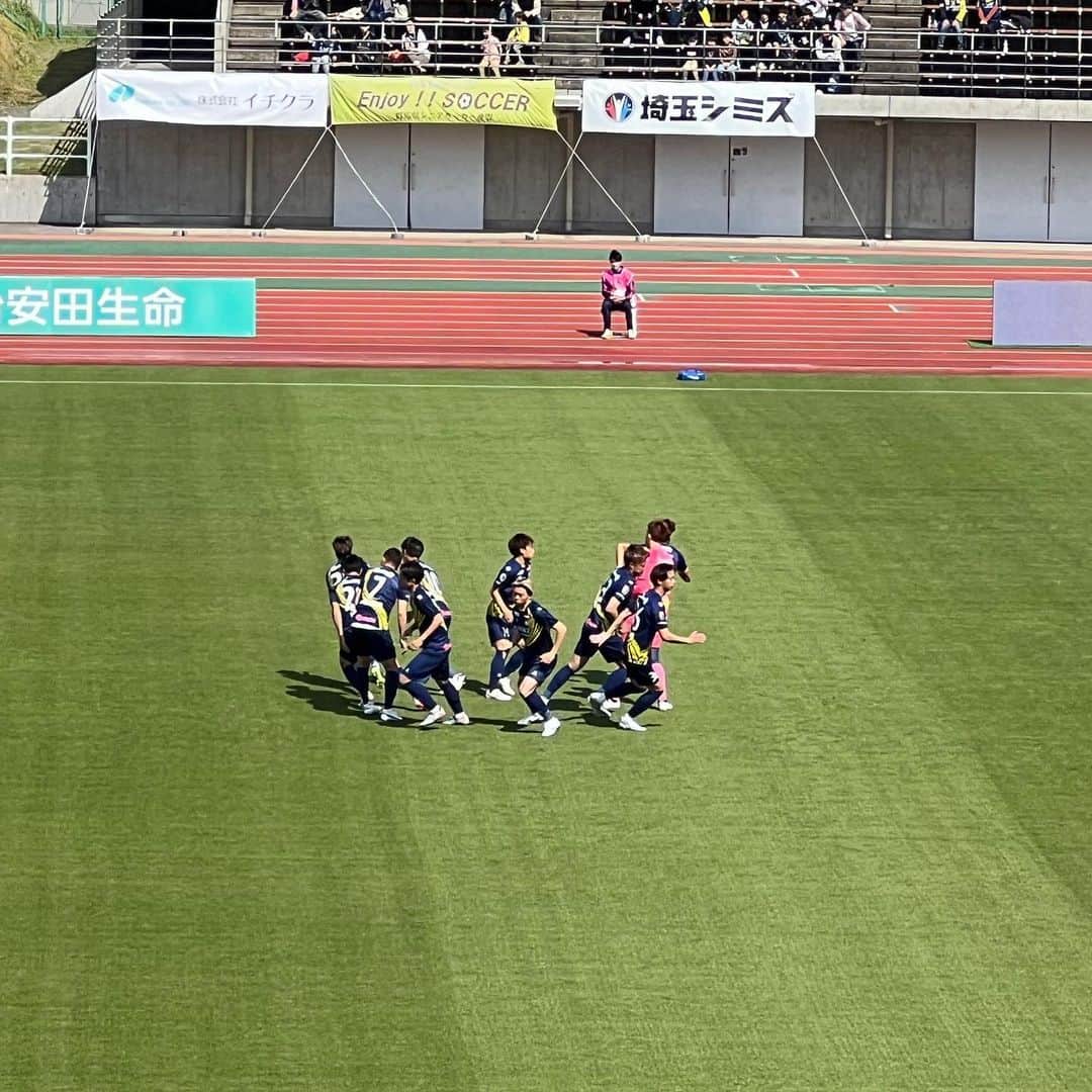 武藤乃子さんのインスタグラム写真 - (武藤乃子Instagram)「⚽️ 群馬 0-0 徳島 ＋1💪  強風の中での同期対決は、勝ち点1を分け合いました。  W杯では、ほんの数ミリが勝敗を左右するということをまざまざと感じさせられましたが。 今節のザスパも、少しの何かの要因で相手のゴールネットを揺らすことができず。  でも。 前節アウェイで連勝が途切れてからの、ホームで迎える大事な1戦での勝ち点は、次の勝ち点に繋がるのではないでしょうか。  それにしても、今シーズンも混戦ですね。  #J2 #J2リーグ #ザスパクサツ群馬  #徳島ヴォルティス  #サッカー観戦  #取材  #アナウンサー #フリーアナウンサー #デュアルライフ #デュアルライフアナウンサー」4月23日 20時28分 - muto_noriko.11