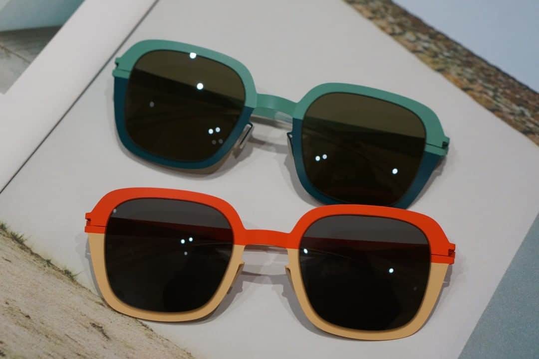 MYKITA SHOP TOKYOのインスタグラム：「【DECADES Collection "PALOMA"】  DECADES Collectionの”PALOMA”は、フロントの上部と下部で異なるカラーリングが施されたユニークで印象的なモデルです。 これからの季節にピッタリの1本で主役となるサングラスです。 是非店頭にてお試しくださいませ。  DECADES Collection "PALOMA"  PALOMA from the DECADES Collection is a unique and impressive model with different coloring on the top and bottom of the front. It is a pair of sunglasses that will be the star of the show in the coming season. Please come and try them at our store.  #mykita  #mykitasunglasses  #mykitadecades  #sunglasses  #sunglassesfashion  #マイキータ  #サングラス」