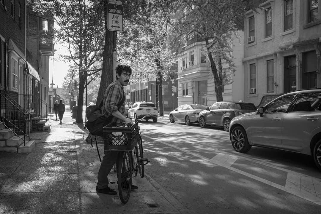 ハウィー・ケンドリックのインスタグラム：「Haven’t had my camera with me in a while. Nice to do a little street stuff again. I was a little rusty to start but managed to get a few shots. #leicaq2monochrom」