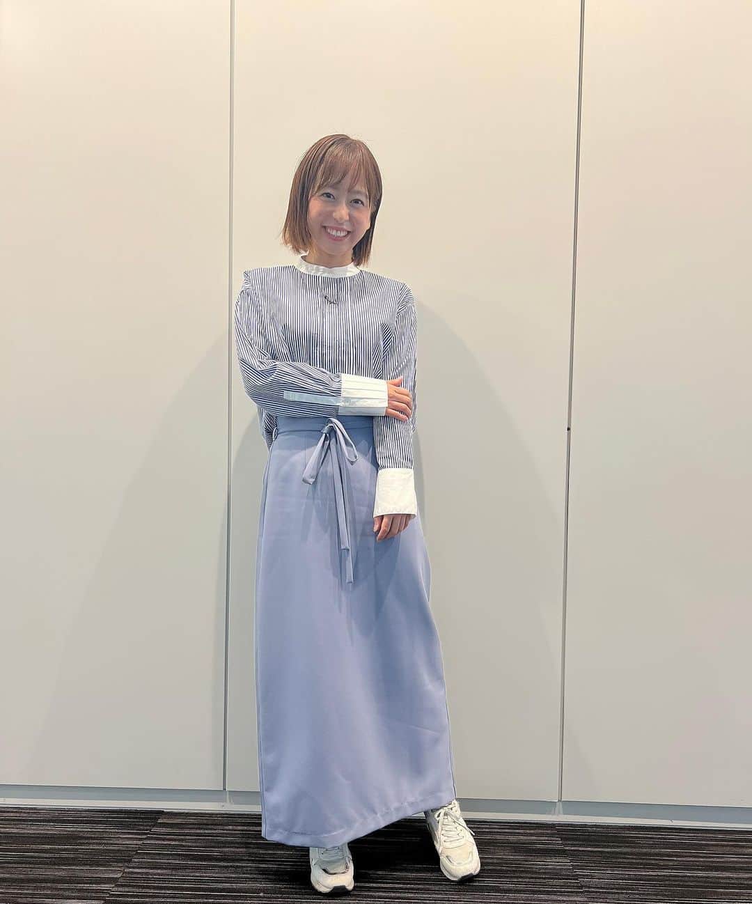 のインスタグラム：「爽やか〜✨✨ ・ ・ ヒールだけじゃなくてスニーカーにも合うのでガシガシ歩く私にとっては嬉しい😊 ・ ・ 衣装のブランドさんはタグも付けてます🙋‍♀️ @limue_official #limue ・ ・ #女子アナコーデ　#シャツスタイル　#sサイズコーデ　#158cm #158cmコーデ #fashion #ootd #stylist #cordinate #bs日テレ」