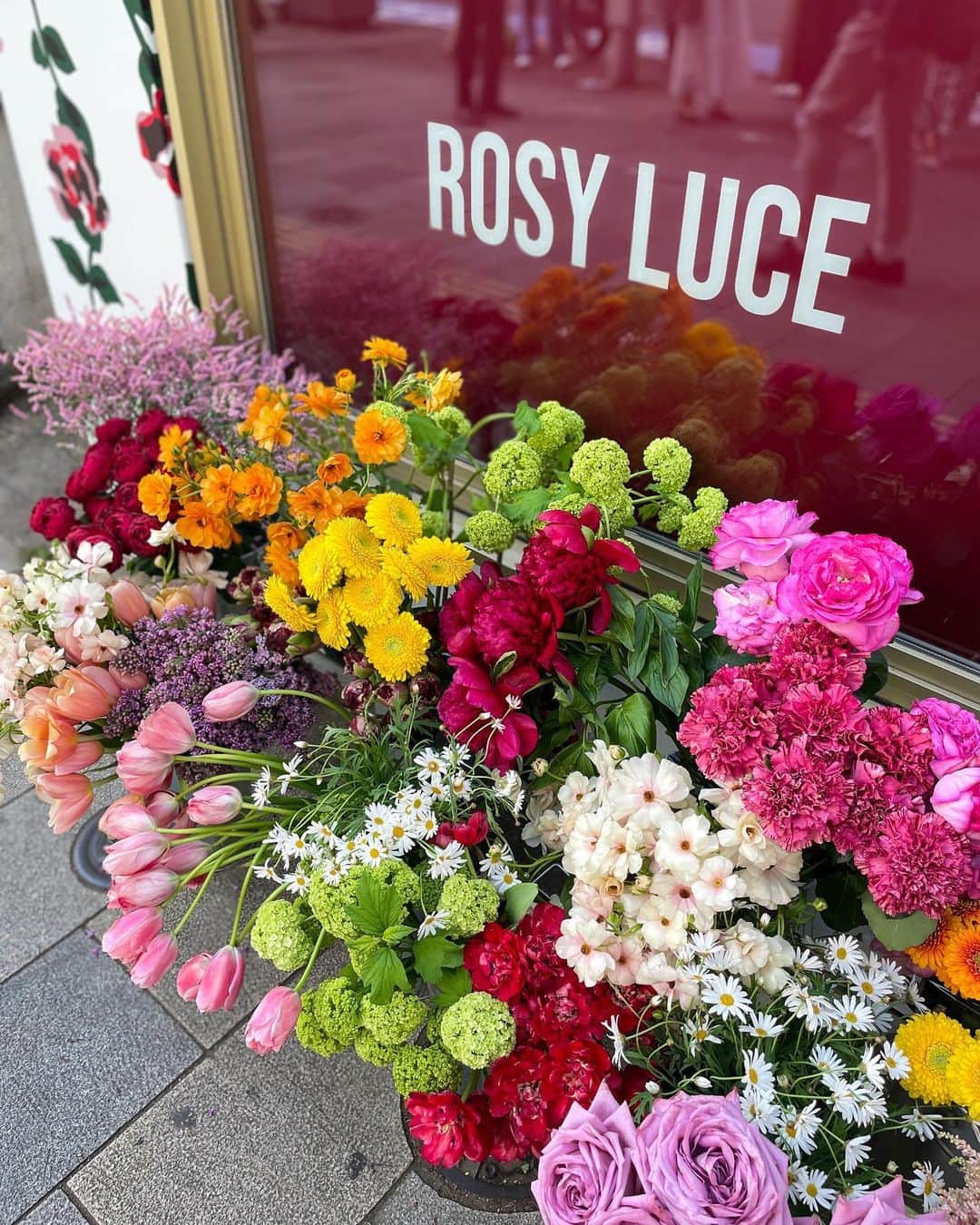 伊藤奈月さんのインスタグラム写真 - (伊藤奈月Instagram)「⁡ 板野友美さんのブランド 「 𝐑𝐨𝐬𝐲 𝐥𝐮𝐜𝐞 ( ロージールーチェ ) 」のpopupへ👗🍒 ⁡ お花屋さんをイメージしてるとのことで、 お花がたっぷりの 素敵な空間でした💐 ⁡ 板野友美さん 終始にこにこで、 柔らかい雰囲気で 一生懸命説明してくださっていて、 とっても 可愛かった😌🫶🏻 ⁡ このお花柄のワンピースは( 8枚目 )、 既製の生地デザインではなく、 ブランドオリジナルの柄とのことで、 popup内の壁や至るところに ほどこされていました🌹 ⁡ ⁡ ゆりさん 連れてってくださり ありがとうございました😙🫶🏻 ⁡ ⁡ #板野友美 さん  #ともちん さん #Rosyluce  #ロージールーチェ #2023ss  #popup」4月23日 20時33分 - naachan__