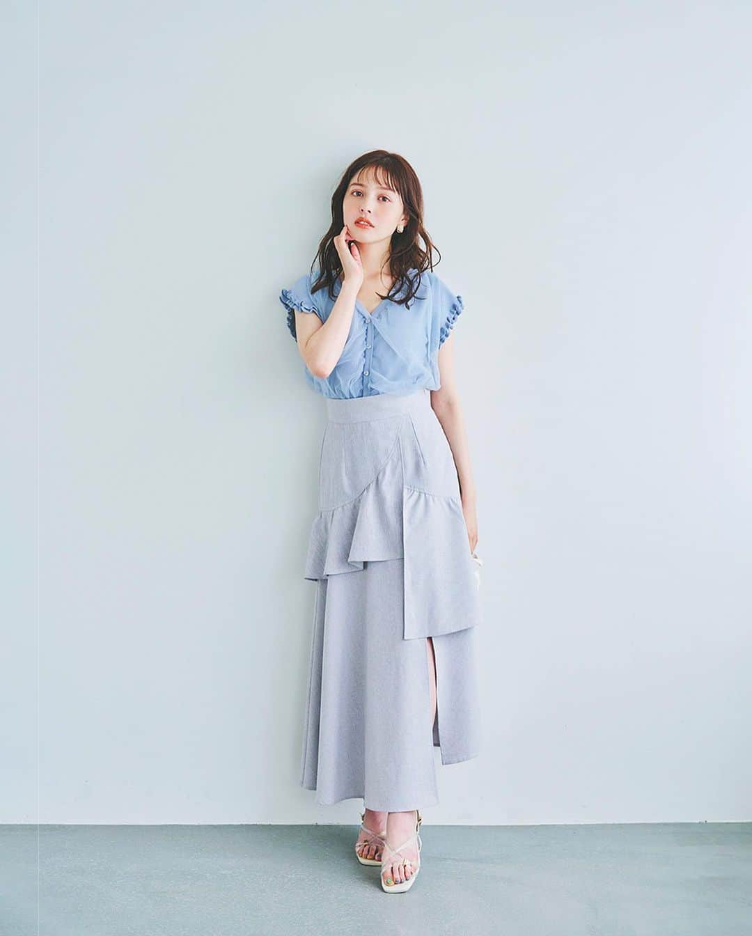 dazzlinさんのインスタグラム写真 - (dazzlinInstagram)「_____ dazzlin blue coordinate  涼しげな『dazzlin blue』で ちょっぴりあざとい女の子コーデに○  ワントーンにまとめることで 全体的に統一感とこなれ感をプラスしてくれます。  . #チュールベールフリルニットトップス ¥7,150 (tax in) o.white / black / pink / blue  . #ギャザーフリルリネンライクスカート ¥8,690 (tax in) gray / blue /beige size : S / M ※ 5月上旬ごろお届け予定📦  ______________________________  📍 dazzlin予約アイテム対象！ 　ポイント×10倍還元＆送料無料でお届け📦 　» ～4.25 tue 23:59  📍 GW前準備フェア！ 　Shoes flat price ￥3,300 or ￥5,000 　» ～4.23 tue 23:59  　対象の新作ワンピースがALL10％OFF 　» ～4.23 tue 23:59  ______________________________  TOPページリンクより RUNWAY channel をご覧ください🔗 » @dazzlin_official  . #dazzlin #ダズリン #夏服 #夏服コーデ #夏コーデ #ニット #ニットトップス #チュール #ワントーン #ワントーンコーデ #スカート #スカートコーデ #スリット #ノースリーブ #ノースリトップス #ノースリ #女子会 #ランチ #lunch #かわいい #カフェ #デートコーデ #大人カジュアル #淡色女子 #淡色女子コーデ」4月23日 20時43分 - dazzlin_official