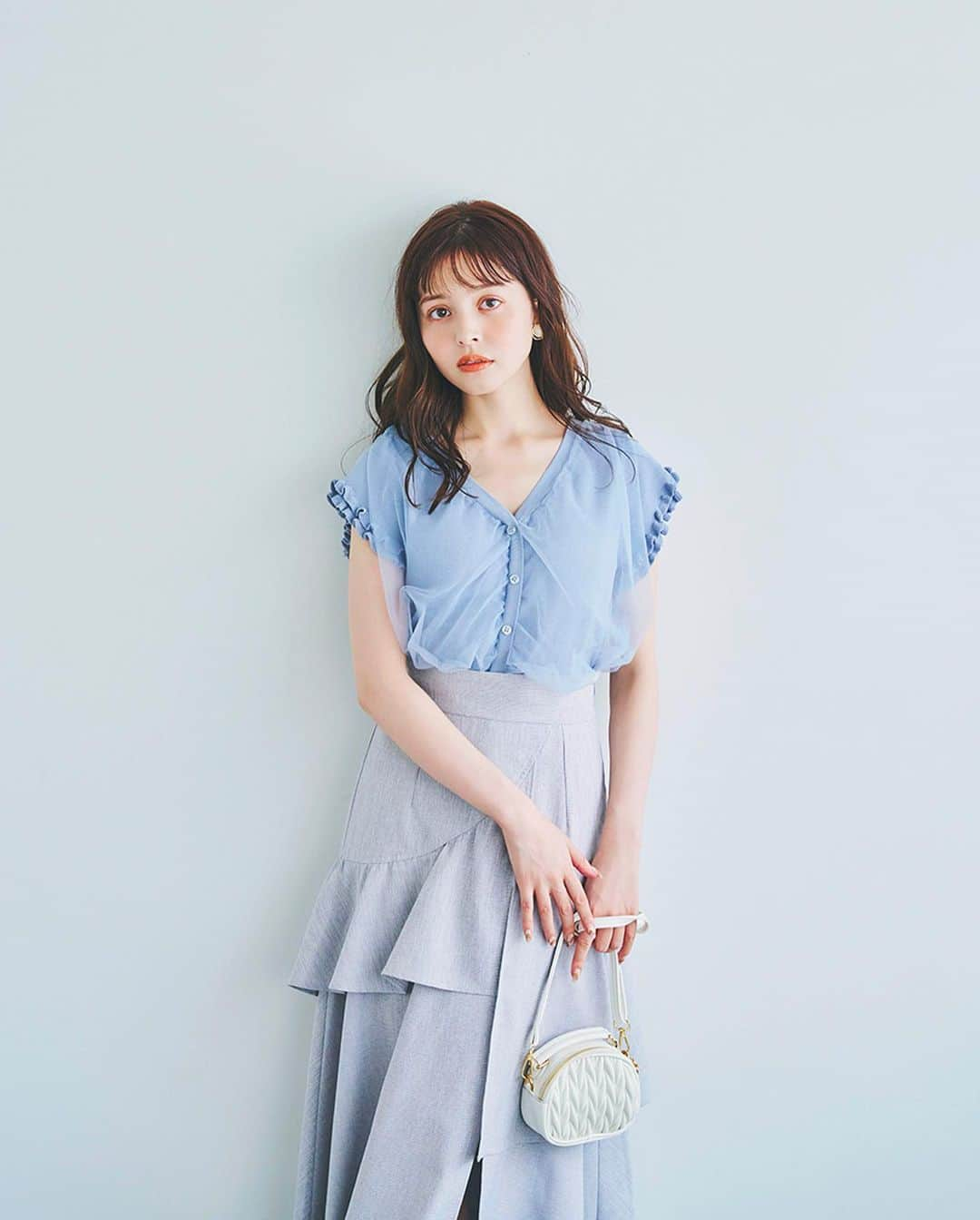 dazzlinさんのインスタグラム写真 - (dazzlinInstagram)「_____ dazzlin blue coordinate  涼しげな『dazzlin blue』で ちょっぴりあざとい女の子コーデに○  ワントーンにまとめることで 全体的に統一感とこなれ感をプラスしてくれます。  . #チュールベールフリルニットトップス ¥7,150 (tax in) o.white / black / pink / blue  . #ギャザーフリルリネンライクスカート ¥8,690 (tax in) gray / blue /beige size : S / M ※ 5月上旬ごろお届け予定📦  ______________________________  📍 dazzlin予約アイテム対象！ 　ポイント×10倍還元＆送料無料でお届け📦 　» ～4.25 tue 23:59  📍 GW前準備フェア！ 　Shoes flat price ￥3,300 or ￥5,000 　» ～4.23 tue 23:59  　対象の新作ワンピースがALL10％OFF 　» ～4.23 tue 23:59  ______________________________  TOPページリンクより RUNWAY channel をご覧ください🔗 » @dazzlin_official  . #dazzlin #ダズリン #夏服 #夏服コーデ #夏コーデ #ニット #ニットトップス #チュール #ワントーン #ワントーンコーデ #スカート #スカートコーデ #スリット #ノースリーブ #ノースリトップス #ノースリ #女子会 #ランチ #lunch #かわいい #カフェ #デートコーデ #大人カジュアル #淡色女子 #淡色女子コーデ」4月23日 20時43分 - dazzlin_official