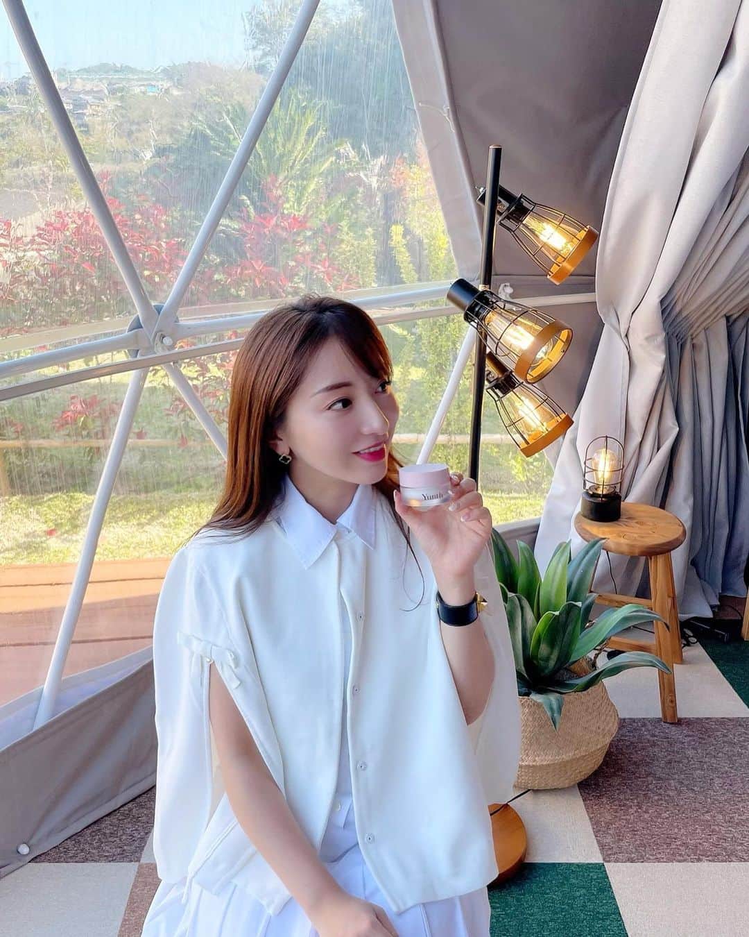 のインスタグラム：「淡路のグランピングへ🍃🏕  お泊まりの時はいつもスキンケア持参♫ 今回は @chibayuka ちゃんの大バズりしてる スキンケアブランドの @yunth.official から新しくでた 生ビタミンCクリーム！  そして、TECA®︎って成分入りで 韓国でCICAの次に来ると言われている 成分だそうです、、 ゆかちゃんさすが！！  テクスチャーがサラッとしているので これからの夏にも使えそうなクリームでした♡  使いやすくて良いなあ💕☺️  4/22(土) ロフト先行発売 ✔️ 5/1(月)全国販売だそうです🍃  #Yunth  #ユンス #生ビタミンCクリーム #次世代クリーム #CICAの次はTECA #TECA #ad」