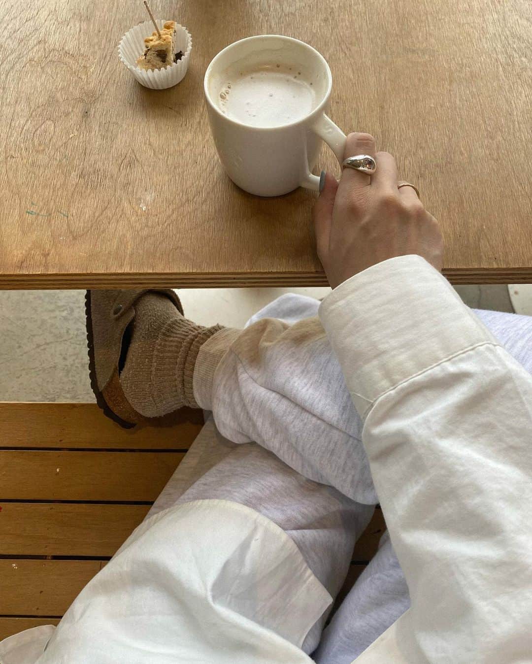 のインスタグラム：「かわいいスタバ𓎩𓂃 休日すっぴんほぼ寝起きの状態で早朝から行動➰ 遠出だけど一日が長くて何も考えずリフレッシュできて大満足🤍🌱✨ タネタネがバナナ食べてるとほんとにお猿みたい笑🐒🐒🍌🍌 かわいいなあ…🥹😂💓  #タネタネ記録 #双子育児」