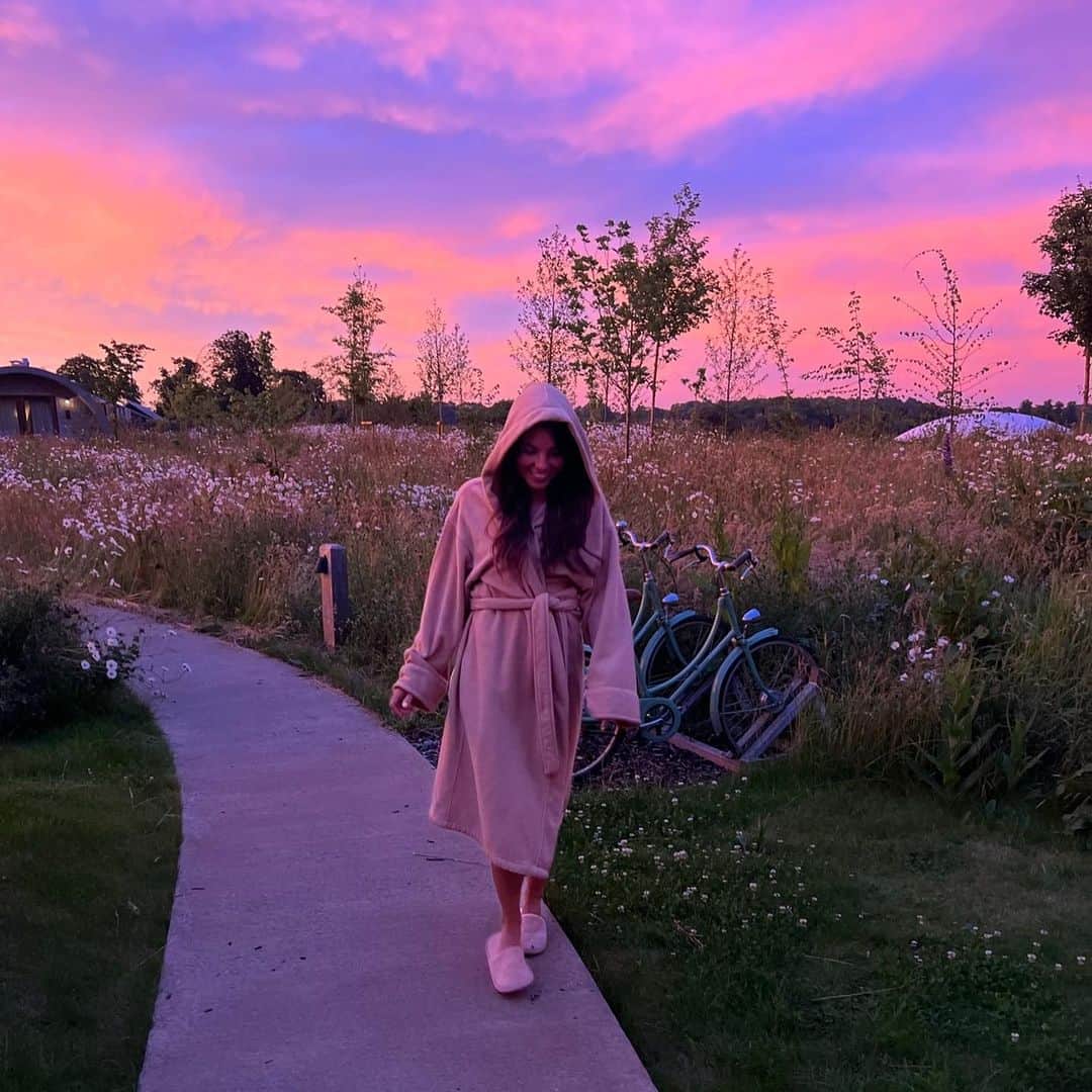 スティナ・サンダースのインスタグラム：「It’s giving Taylor Swift ‘Lover’ album. 💗」