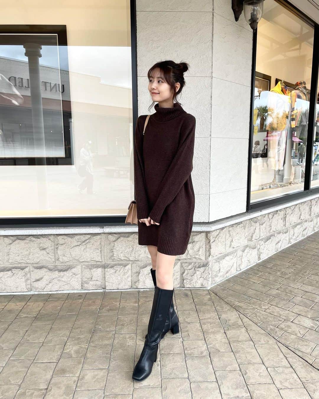 杉浦みずきのインスタグラム：「お団子×ミニワンピ❤︎ 自分ではめずらしいタイプのコーデ🐩 1ヶ月前の写真ですみません笑 ワンピースは @gap   #ミニワンピ #ニットワンピ #ニットワンピース #ブラウンコーデ  #gap」