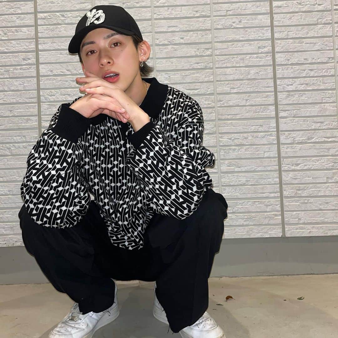 りゅうとのインスタグラム：「HUFのニット、パンツ やべぇ〜カッコ良すぎて 映えて、昔の自分が蘇る。 気持ち良すぎる。。。  めちゃくちゃ気にっちゃってます、、  thank you.HUF!!  @hufjp  #huf」