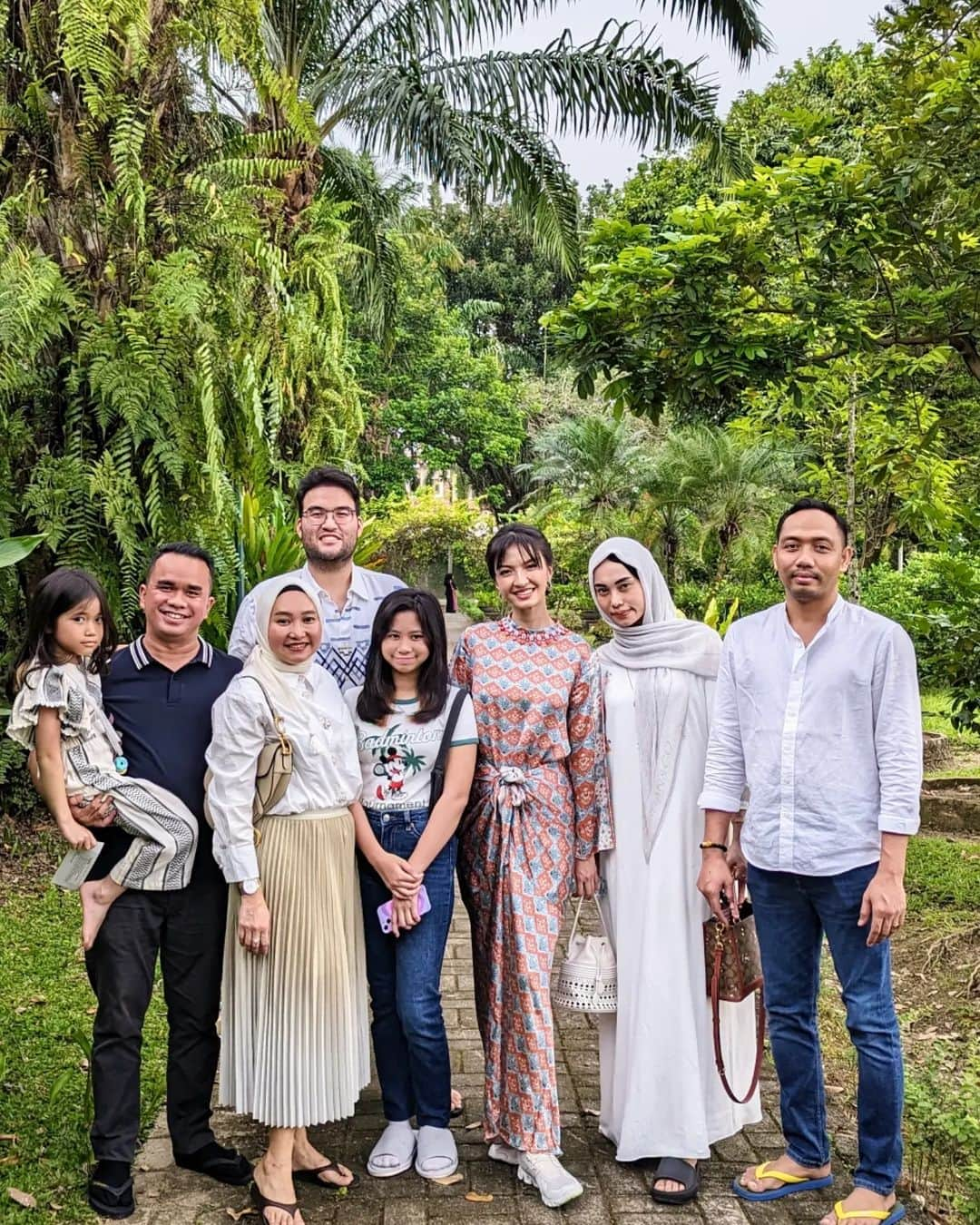 ラライン・シャーさんのインスタグラム写真 - (ラライン・シャーInstagram)「Balik kampung edition. Blessed to have these humans as family. Wishing everyone a Happy healthy Eid Mubarak with family and friends❤️」4月23日 20時40分 - ralineshah