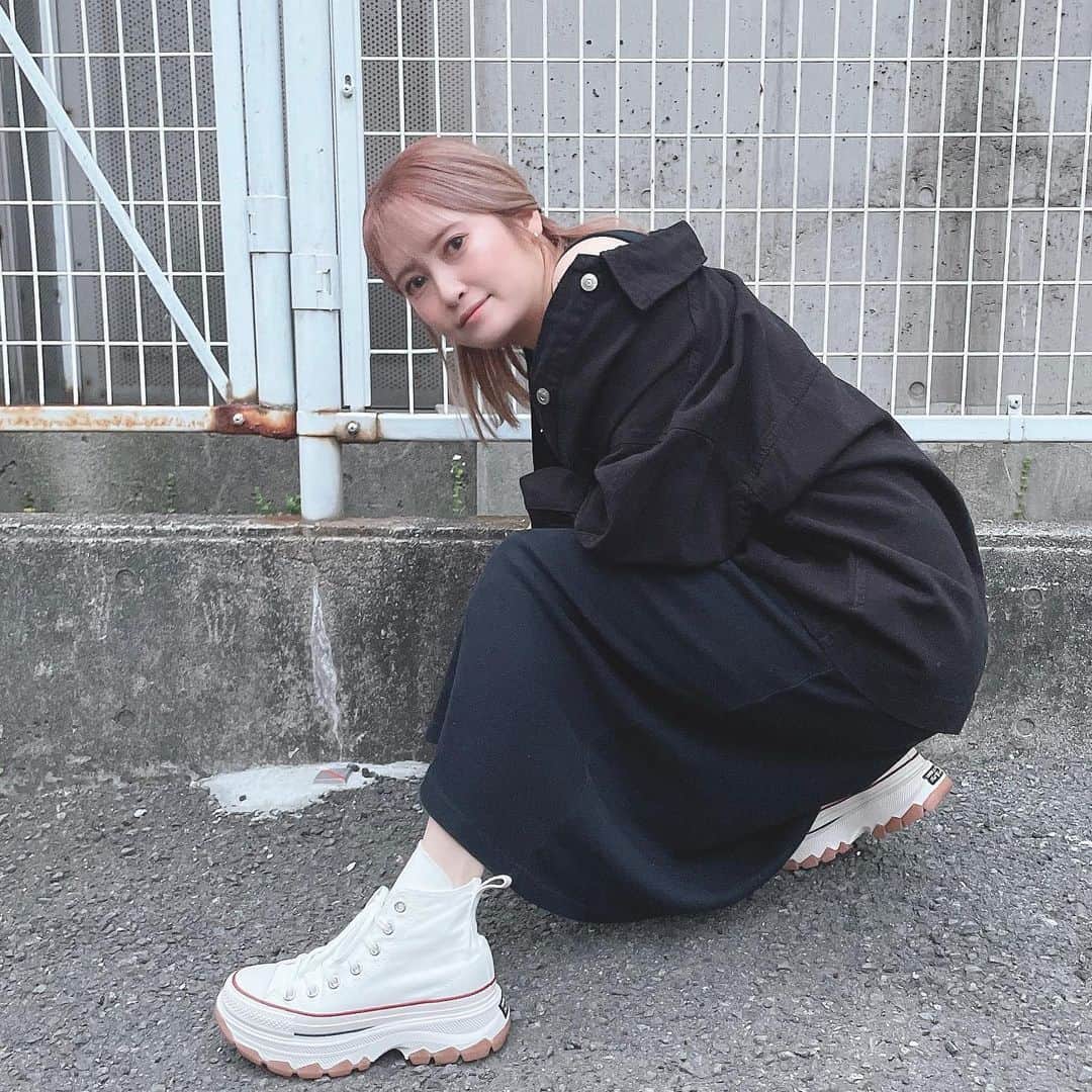 のインスタグラム：「スニーカー撮り慣れていない🤣笑 厚底コンバースは２月に地元であります阪急西宮ガーデンズ内の阪急百貨店のシューズ屋さんで発見したもの👟  #converse #スニーカーコーデ」