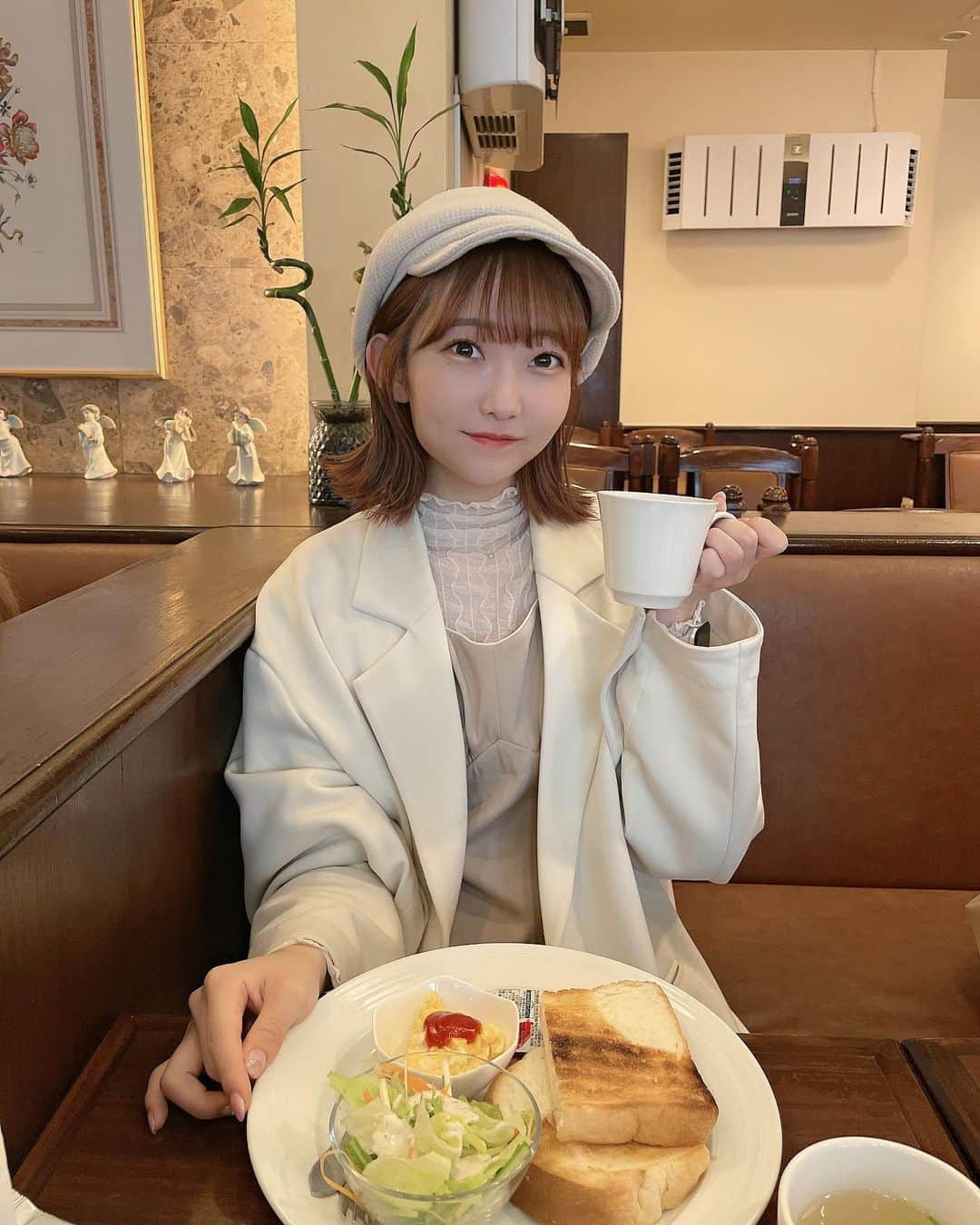 夏川愛実さんのインスタグラム写真 - (夏川愛実Instagram)「⁡ ⁡ ⁡ 東京で優雅な朝した☕️ モーニング好き😊💕 ⁡ ⁡ # モーニング#東京カフェ#江戸川区 #ベージュカラー#ヘアカラー#外ハネボブ #ボブ#ボブアレンジ#ショートヘア#ヘアカラー#暖色カラー #ヘアアレンジ#外ハネアレンジ#外ハネ#春コーデ #148cm#f4f#いいね返し#l4l#フォロバ ⁡ ⁡ ⁡ ⁡」4月23日 20時42分 - ami_natsukawa