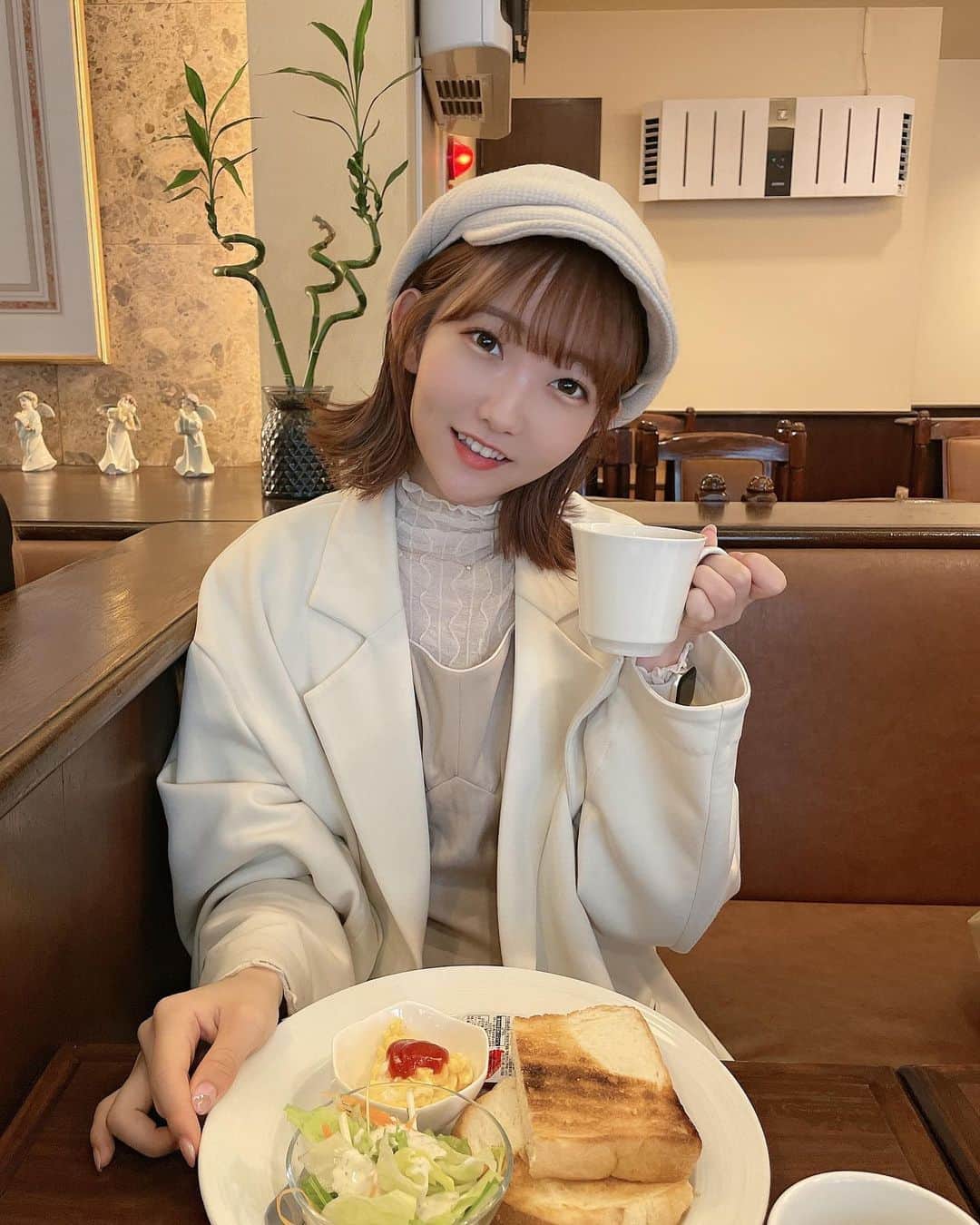 夏川愛実のインスタグラム：「⁡ ⁡ ⁡ 東京で優雅な朝した☕️ モーニング好き😊💕 ⁡ ⁡ # モーニング#東京カフェ#江戸川区 #ベージュカラー#ヘアカラー#外ハネボブ #ボブ#ボブアレンジ#ショートヘア#ヘアカラー#暖色カラー #ヘアアレンジ#外ハネアレンジ#外ハネ#春コーデ #148cm#f4f#いいね返し#l4l#フォロバ ⁡ ⁡ ⁡ ⁡」