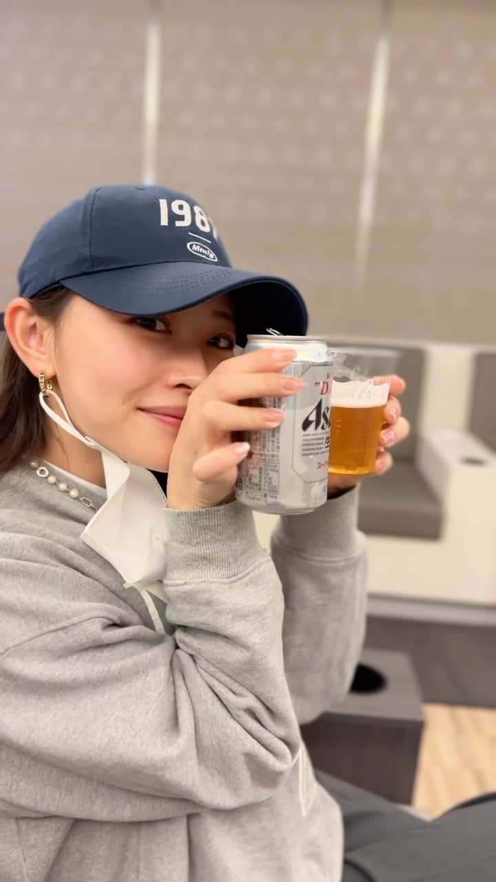 高木由梨奈のインスタグラム：「飛行機に乗る時は、すっぴん、スウェット、キャップ🧢✈️笑 ラウンジで搭乗前にサクッと🍺😏」