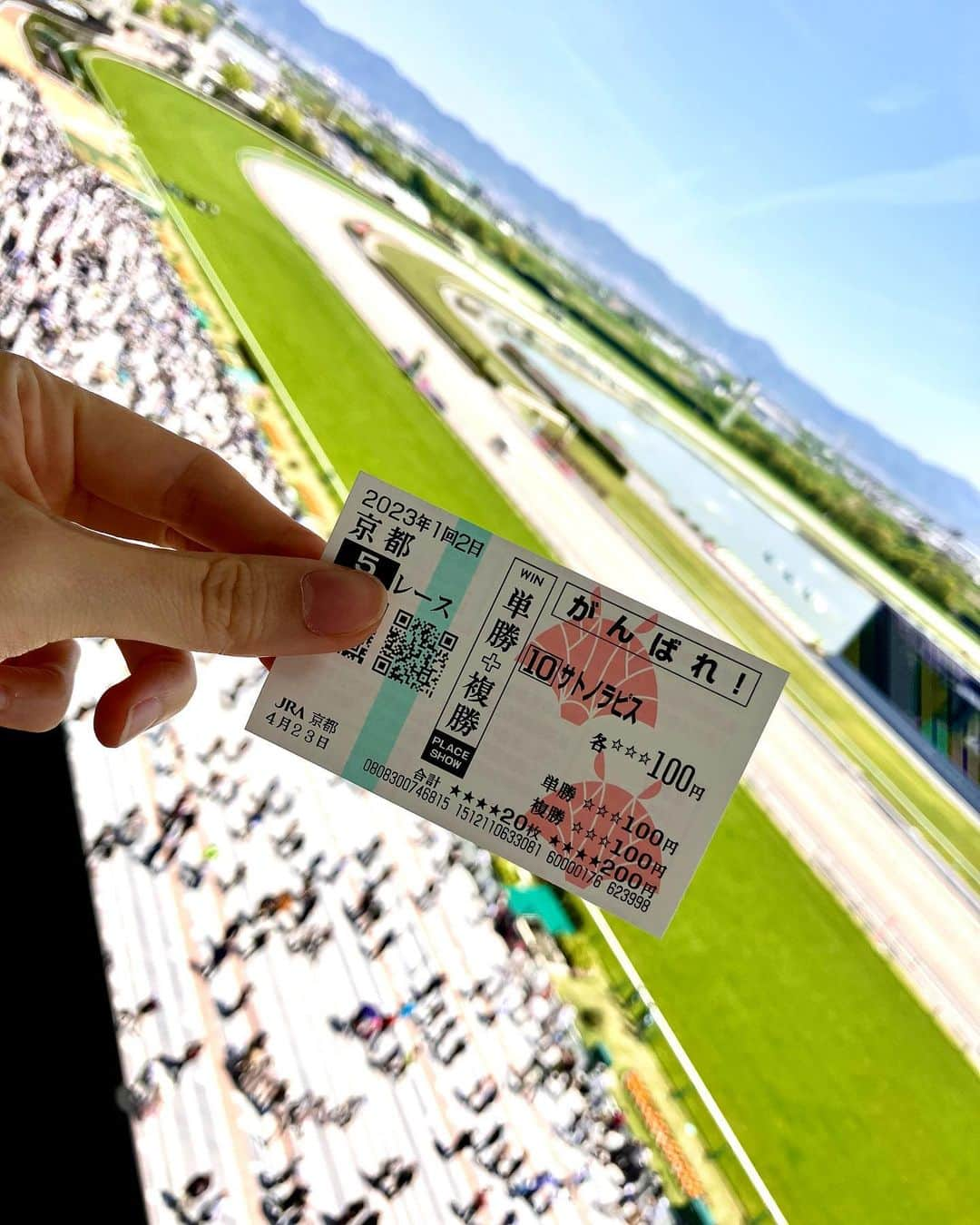 横山ルリカさんのインスタグラム写真 - (横山ルリカInstagram)「. 競馬BEAT🏇ありがとうございました✨  グランドオープンした新・京都競馬場で 【福永祐一】調教師とご一緒させていただき、競馬ファンとして最高に幸せな1日でした😭✨  マイラーズCはG１馬シュネルマイスターがV🎉  ◎ジャスティンスカイはポジションが後ろになってしまい残念でしたが、  サンスポ賞フローラSは ◎ソーダズリングが2着で、馬券も当たり嬉しかったです🙌  最高の競馬日和にサトノラピスちゃんが、ターフを走る姿をこの目で見れて🏇  コントレイル像にも、美しいセンテニアルパークにも終始高まった1日でした🎶  #関西テレビ #競馬BEAT #福永祐一 調教師 #シャンプーハット #恋さん #菅井友香 ちゃん #岡安譲 アナ #ウィナーズサークル #コントレイル #マイラーズC #シュネルマイスター #フローラS #ゴールデンハインド #京都競馬場 #サトノラピス #センテニアルパーク #競馬日和 ☀️  👗 #ブラウス #snidel  #花柄スカート #apuweiserriche」4月23日 20時48分 - rurika_yokoyama_official