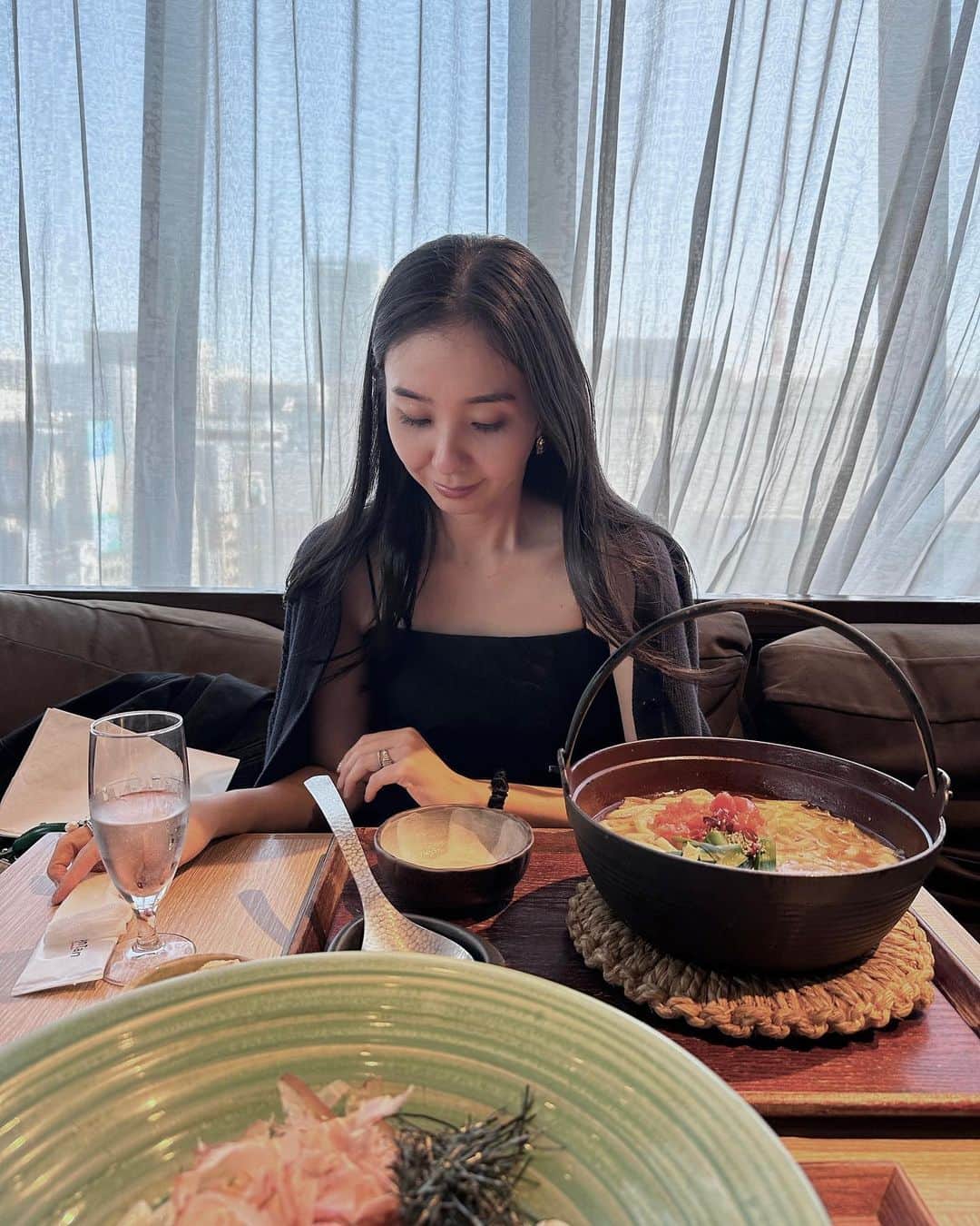 鈴木詩織のインスタグラム：「大好きなうどんを平らげた日🐷✨  食べるの大好きだからこそ、お肌の為に普段から数種類のサプリ飲んでるのです💊  朝のコーヒータイムにクレバーコラーゲンペブチドをスプーン1杯入れて飲んでみてるの🤍 コラーゲンペブチドだけでなく、ヒアルロン酸、乳酸菌も配合されていているのは優秀だと思う🙆🏻‍♀️ コラーゲンペブチドとヒアルロン酸はお肌にハリや潤いを与えてくれるよん！ 乳酸菌も入ってることで腸内環境も整うからより美肌に✨  コラーゲンって独なにおいがするものが多いけど無味無臭&すぐに溶けるから色々な料理や飲み物にも混せやすくて手軽だから良き☺️  ⁡ ⁡ ⁡  @clever_protein_official #cleverprotein#clever#pr#クレバープロテイン#クレバー#プロテイン#理想のカラダヘクレバーな選択#コラーダンペプチド#コラーゲン#美容#コラーゲンプロテイン」