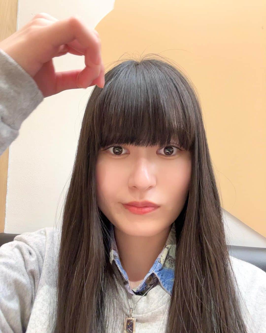 のインスタグラム：「前髪のびてきたなー」