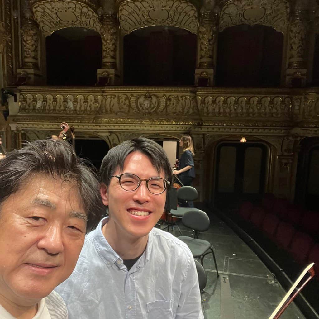 佐渡裕さんのインスタグラム写真 - (佐渡裕Instagram)「新日フィルとの最終日だった横浜公演の翌日、スイスのチューリッヒに飛びました。チューリッヒ歌劇場のオーケストラとの本番です。このオーケストラにはスーパーキッズ・オーケストラ1期生の横田誠治くんが正団員でチェロを弾いていて、16年ぶりの再会となりました！ 誠治くんとは不思議な縁があって、彼が小学校5年生の時にドイツからパリに引っ越してきたのですが、ドイツでの剣道の先生が僕の友達で、パリに行ったら世話をしてやってと言われていたました。そしていざパリに引っ越してきたらなんと僕のアパートのお隣さんだったんです😲 ちょうどスーパーキッズ・オーケストラを立ち上げる時期だったので彼に勧めて、数年間SKOの初代メンバーとして活躍してくれました。 桐朋学園卒業後に、チューリッヒに留学。オーケストラのアカデミー生に合格し、さらに厳しいオーディションを経て正団員となったのですから、僕としては本当に誇らしい限りです！ おちびさんだった誠治も今は184cm！結婚もしてこの夏には子供も産まれるそうです✊ そんなわけで、一緒に音楽を作るのも16年ぶり！積もる話はいっぱいあり、オペラハウスのすぐ近くにある、美味しい日本レストラン「BIMI」でお寿司を食べたり、ゴルフの練習に行ったり、楽しい滞在となりました！   The day after the last concert with @newjapanphil in Yokohama, I traveled to Zurich, Switzerland, to engage with the orchestra of @operzuerich. Seiji Yokota, one of the first Super Kids Orchestra members, is a regular cello player in this orchestra now, and we could unite after 16 years! Seiji moved to Paris from Germany in the fifth grade of primary school. His kendo teacher in Germany was a friend of mine, and he asked me to look after Seiji in Paris. And to my surprise, he became my neighbor in my flat when he moved to Paris 😲 It was just when I started SKO, so I recommended he join us. Then he played in SKO as its first member for a few years. After graduating from @toho_gakuen_school_of_music, he studied in Zurich. I'm proud of him because he passed the orchestra's academy students and then went through a more rigorous audition process to become a regular member! Seiji, who was once a little boy, is now 184cm! And got married then will have a baby this summer✊. So it's been 16 years since we made music together! This time we had a lot to talk about. We ate together at the sushi restaurant "BIMI" and a delicious Japanese restaurant near the opera house and went to practice golf. We could have a great time during my stay!   #チューリヒ歌劇場#OpernhausZürich#フィルハーモニアチューリヒ#PhilharmoniaZürich#横田誠治＠seiji.yokota #スーパーキッズオーケストラ#SuperKidsOrchestra #佐渡裕#YutakaSado @yutakasado_official」4月23日 20時51分 - yutakasado_official