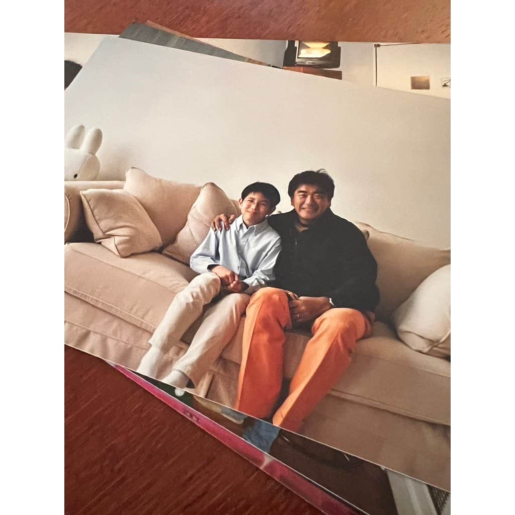 佐渡裕さんのインスタグラム写真 - (佐渡裕Instagram)「新日フィルとの最終日だった横浜公演の翌日、スイスのチューリッヒに飛びました。チューリッヒ歌劇場のオーケストラとの本番です。このオーケストラにはスーパーキッズ・オーケストラ1期生の横田誠治くんが正団員でチェロを弾いていて、16年ぶりの再会となりました！ 誠治くんとは不思議な縁があって、彼が小学校5年生の時にドイツからパリに引っ越してきたのですが、ドイツでの剣道の先生が僕の友達で、パリに行ったら世話をしてやってと言われていたました。そしていざパリに引っ越してきたらなんと僕のアパートのお隣さんだったんです😲 ちょうどスーパーキッズ・オーケストラを立ち上げる時期だったので彼に勧めて、数年間SKOの初代メンバーとして活躍してくれました。 桐朋学園卒業後に、チューリッヒに留学。オーケストラのアカデミー生に合格し、さらに厳しいオーディションを経て正団員となったのですから、僕としては本当に誇らしい限りです！ おちびさんだった誠治も今は184cm！結婚もしてこの夏には子供も産まれるそうです✊ そんなわけで、一緒に音楽を作るのも16年ぶり！積もる話はいっぱいあり、オペラハウスのすぐ近くにある、美味しい日本レストラン「BIMI」でお寿司を食べたり、ゴルフの練習に行ったり、楽しい滞在となりました！   The day after the last concert with @newjapanphil in Yokohama, I traveled to Zurich, Switzerland, to engage with the orchestra of @operzuerich. Seiji Yokota, one of the first Super Kids Orchestra members, is a regular cello player in this orchestra now, and we could unite after 16 years! Seiji moved to Paris from Germany in the fifth grade of primary school. His kendo teacher in Germany was a friend of mine, and he asked me to look after Seiji in Paris. And to my surprise, he became my neighbor in my flat when he moved to Paris 😲 It was just when I started SKO, so I recommended he join us. Then he played in SKO as its first member for a few years. After graduating from @toho_gakuen_school_of_music, he studied in Zurich. I'm proud of him because he passed the orchestra's academy students and then went through a more rigorous audition process to become a regular member! Seiji, who was once a little boy, is now 184cm! And got married then will have a baby this summer✊. So it's been 16 years since we made music together! This time we had a lot to talk about. We ate together at the sushi restaurant "BIMI" and a delicious Japanese restaurant near the opera house and went to practice golf. We could have a great time during my stay!   #チューリヒ歌劇場#OpernhausZürich#フィルハーモニアチューリヒ#PhilharmoniaZürich#横田誠治＠seiji.yokota #スーパーキッズオーケストラ#SuperKidsOrchestra #佐渡裕#YutakaSado @yutakasado_official」4月23日 20時51分 - yutakasado_official