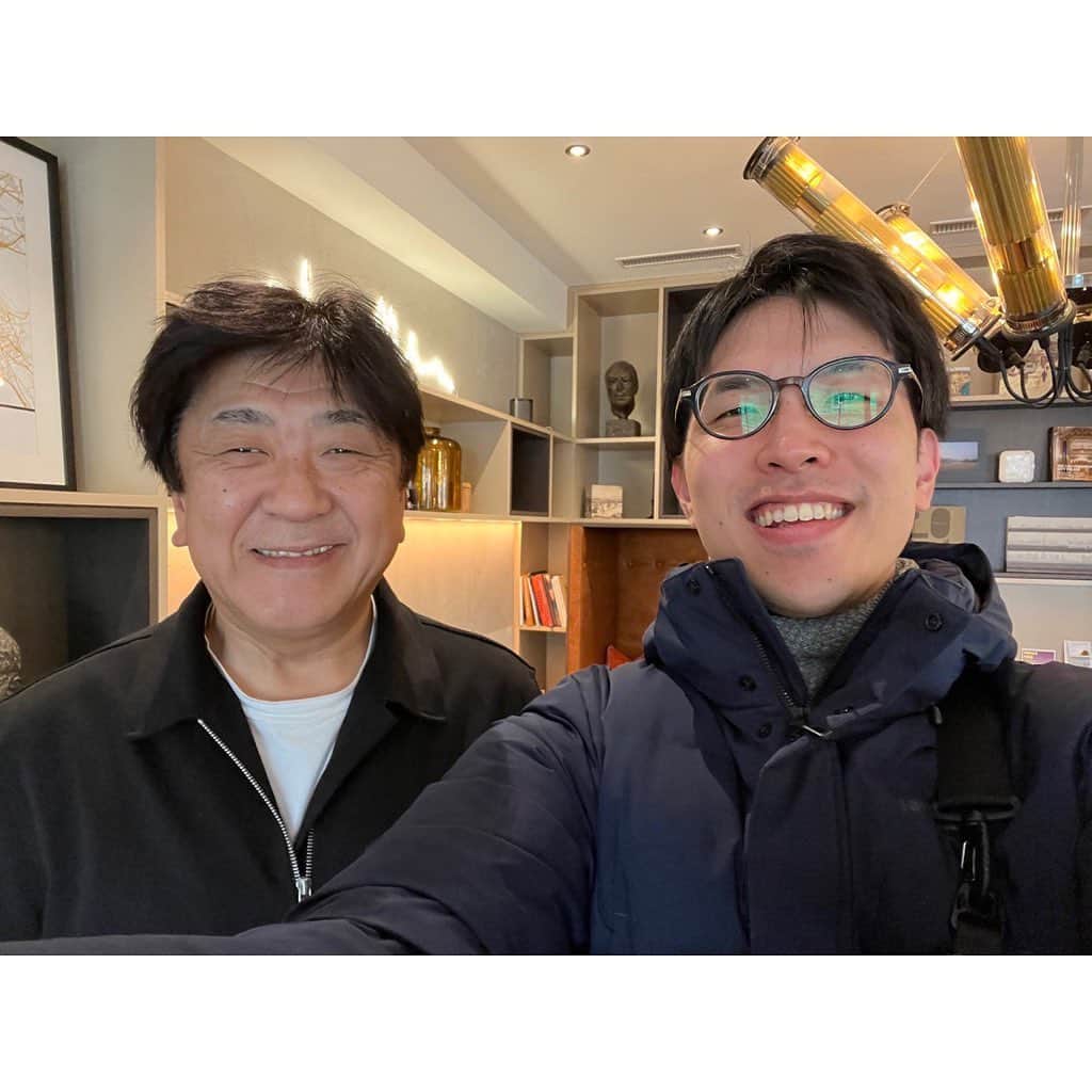 佐渡裕さんのインスタグラム写真 - (佐渡裕Instagram)「新日フィルとの最終日だった横浜公演の翌日、スイスのチューリッヒに飛びました。チューリッヒ歌劇場のオーケストラとの本番です。このオーケストラにはスーパーキッズ・オーケストラ1期生の横田誠治くんが正団員でチェロを弾いていて、16年ぶりの再会となりました！ 誠治くんとは不思議な縁があって、彼が小学校5年生の時にドイツからパリに引っ越してきたのですが、ドイツでの剣道の先生が僕の友達で、パリに行ったら世話をしてやってと言われていたました。そしていざパリに引っ越してきたらなんと僕のアパートのお隣さんだったんです😲 ちょうどスーパーキッズ・オーケストラを立ち上げる時期だったので彼に勧めて、数年間SKOの初代メンバーとして活躍してくれました。 桐朋学園卒業後に、チューリッヒに留学。オーケストラのアカデミー生に合格し、さらに厳しいオーディションを経て正団員となったのですから、僕としては本当に誇らしい限りです！ おちびさんだった誠治も今は184cm！結婚もしてこの夏には子供も産まれるそうです✊ そんなわけで、一緒に音楽を作るのも16年ぶり！積もる話はいっぱいあり、オペラハウスのすぐ近くにある、美味しい日本レストラン「BIMI」でお寿司を食べたり、ゴルフの練習に行ったり、楽しい滞在となりました！   The day after the last concert with @newjapanphil in Yokohama, I traveled to Zurich, Switzerland, to engage with the orchestra of @operzuerich. Seiji Yokota, one of the first Super Kids Orchestra members, is a regular cello player in this orchestra now, and we could unite after 16 years! Seiji moved to Paris from Germany in the fifth grade of primary school. His kendo teacher in Germany was a friend of mine, and he asked me to look after Seiji in Paris. And to my surprise, he became my neighbor in my flat when he moved to Paris 😲 It was just when I started SKO, so I recommended he join us. Then he played in SKO as its first member for a few years. After graduating from @toho_gakuen_school_of_music, he studied in Zurich. I'm proud of him because he passed the orchestra's academy students and then went through a more rigorous audition process to become a regular member! Seiji, who was once a little boy, is now 184cm! And got married then will have a baby this summer✊. So it's been 16 years since we made music together! This time we had a lot to talk about. We ate together at the sushi restaurant "BIMI" and a delicious Japanese restaurant near the opera house and went to practice golf. We could have a great time during my stay!   #チューリヒ歌劇場#OpernhausZürich#フィルハーモニアチューリヒ#PhilharmoniaZürich#横田誠治＠seiji.yokota #スーパーキッズオーケストラ#SuperKidsOrchestra #佐渡裕#YutakaSado @yutakasado_official」4月23日 20時51分 - yutakasado_official
