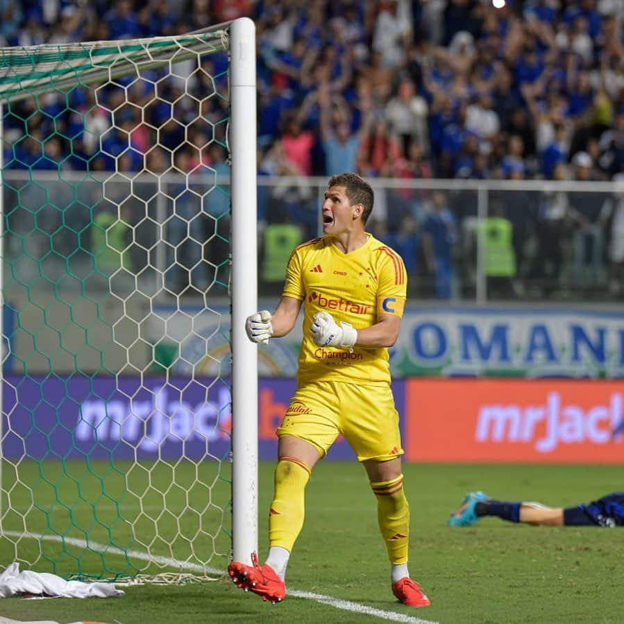 ラファエウ・カブラル・バルボサのインスタグラム：「Glória a Jesus! Seguimos 🎯 #Fechadocomocruzeiro . 📸 @_gustavo_rabelo」