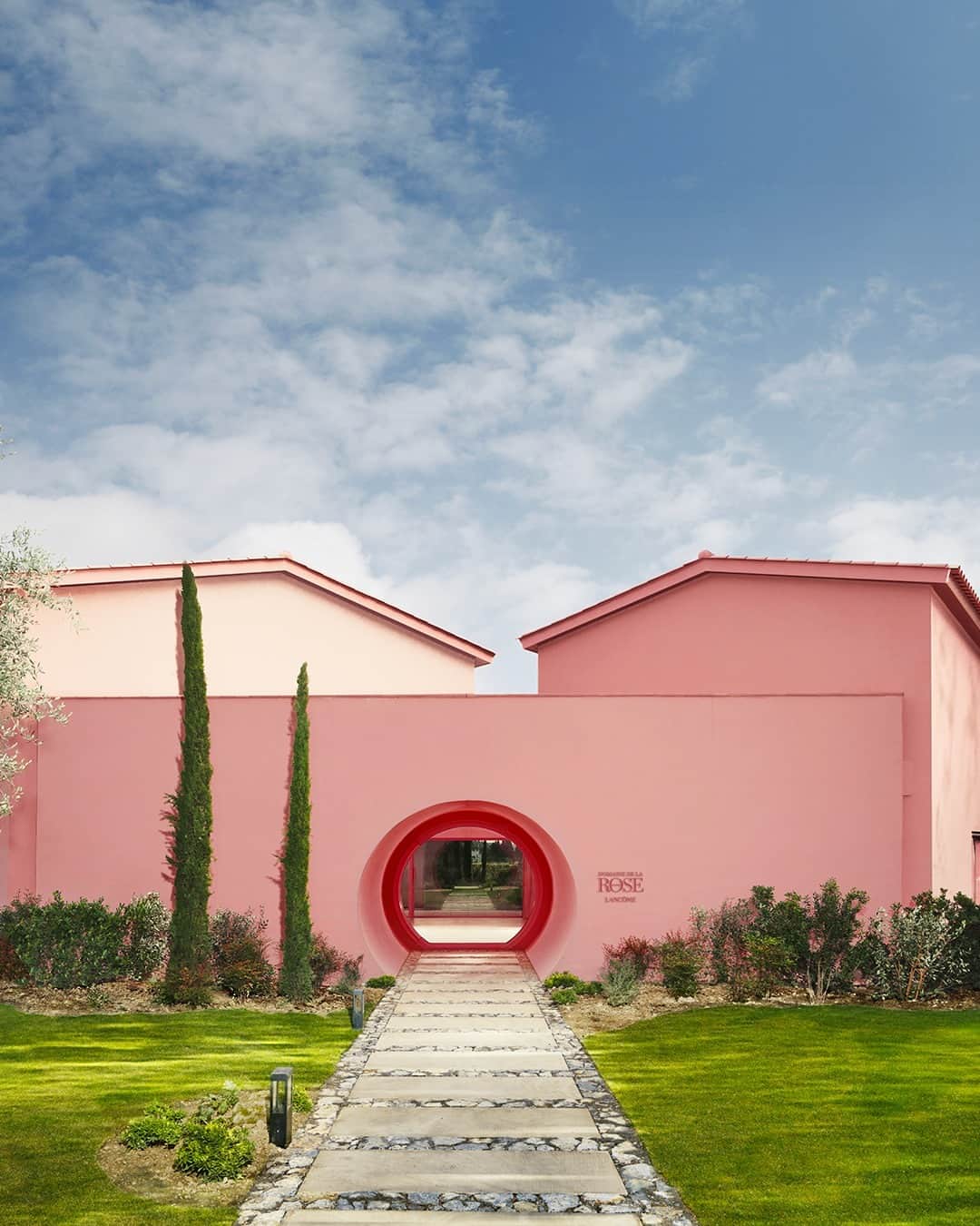 Lancôme Officialさんのインスタグラム写真 - (Lancôme OfficialInstagram)「Introducing the newly renovated Rose House, Lancôme’s floral residence located at the heart of Le Domaine de la Rose in @VilleGrasse. Echoing the colors of Lancôme’s emblematic flower, this eco-designed pink monolith is dedicated to the preservation, transmission and celebration of fragrance savoir-faire and rose expertise. Architects: @nem_architectes Photographer: @lazizhamani #Lancome #RoseHouse #design #nature」4月23日 21時01分 - lancomeofficial