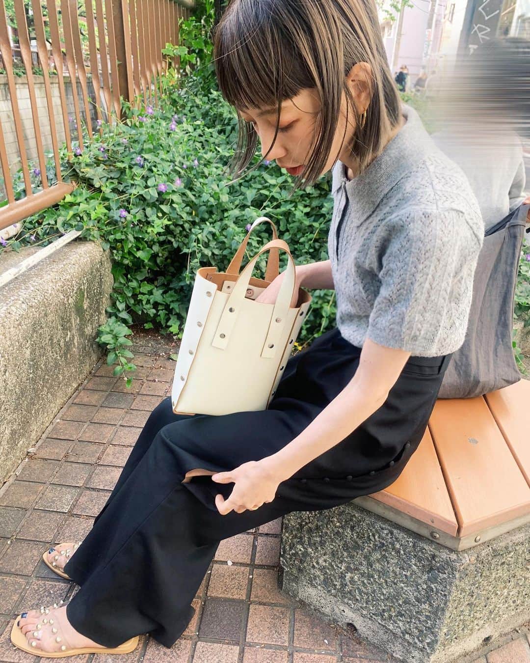 あまのまりのインスタグラム：「この穴あき部分ね〜📸👴(スリットです👆)  くるみ釦がついてるだけでもう好きです🥺 #teloplan」