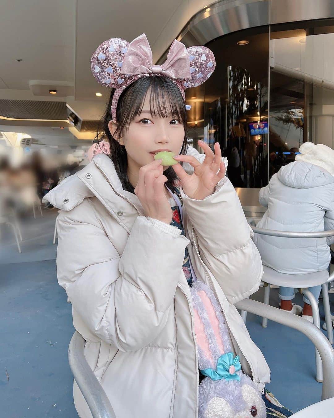 夏目綾のインスタグラム：「この日、ピザ食べて、パンケーキ食べて、ティーソーダ飲んで、ポークライスロール食べて、チュロス食べて、ホットチョコレート飲んで、緑のモチモチ食べて、フォンダンショコラ食べて、レモンソーダ飲んだ 食事に行ってる？！  #Japan#japanesegirl#japaneseidol#idol#偶像#自拍#自撮り#アイドル#黒髪ショート#黒髪ボブ#ディズニーコーデ#ディズニーフード#ディズニーカチューシャ」