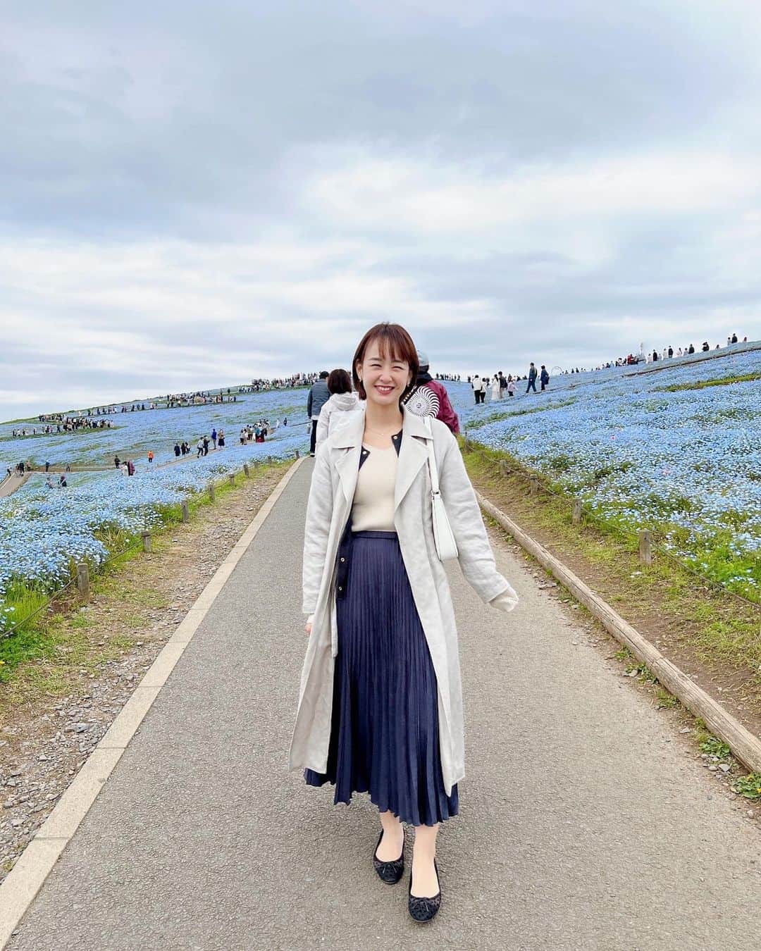 美濃越舞さんのインスタグラム写真 - (美濃越舞Instagram)「ネモフィラを見にいってきました✨ ずっと前から行ってみたいと思っていたところなので、お天気があまり良くなかったけれど大満足でした🐰💙  #ネモフィラ #茨城県 #ひたちなか市 #ひたち海浜公園 #テニス女子」4月23日 20時57分 - mai_minokoshi