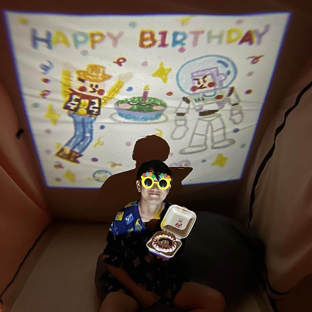 田中明日菜のインスタグラム：「. 35歳になりました🐸🎂  たくさんのお祝いメッセージありがとうございます☺️  秘書からの愛情たっぷりバースデームービー📽️❤️ 愉快な仲間たちのおかげで大爆笑しながら35歳を迎え 2023年は間違いなく最高の年になると確信しました🥰 みんなありがとう👵👦🏿👶🏾🐻🐵🐸  お母さん丈夫な体に産んでくれてありがとう😌 まだまだサッカー頑張ります⚽️ これからもよろしくお願いします🐸🫶 2023.4.23」