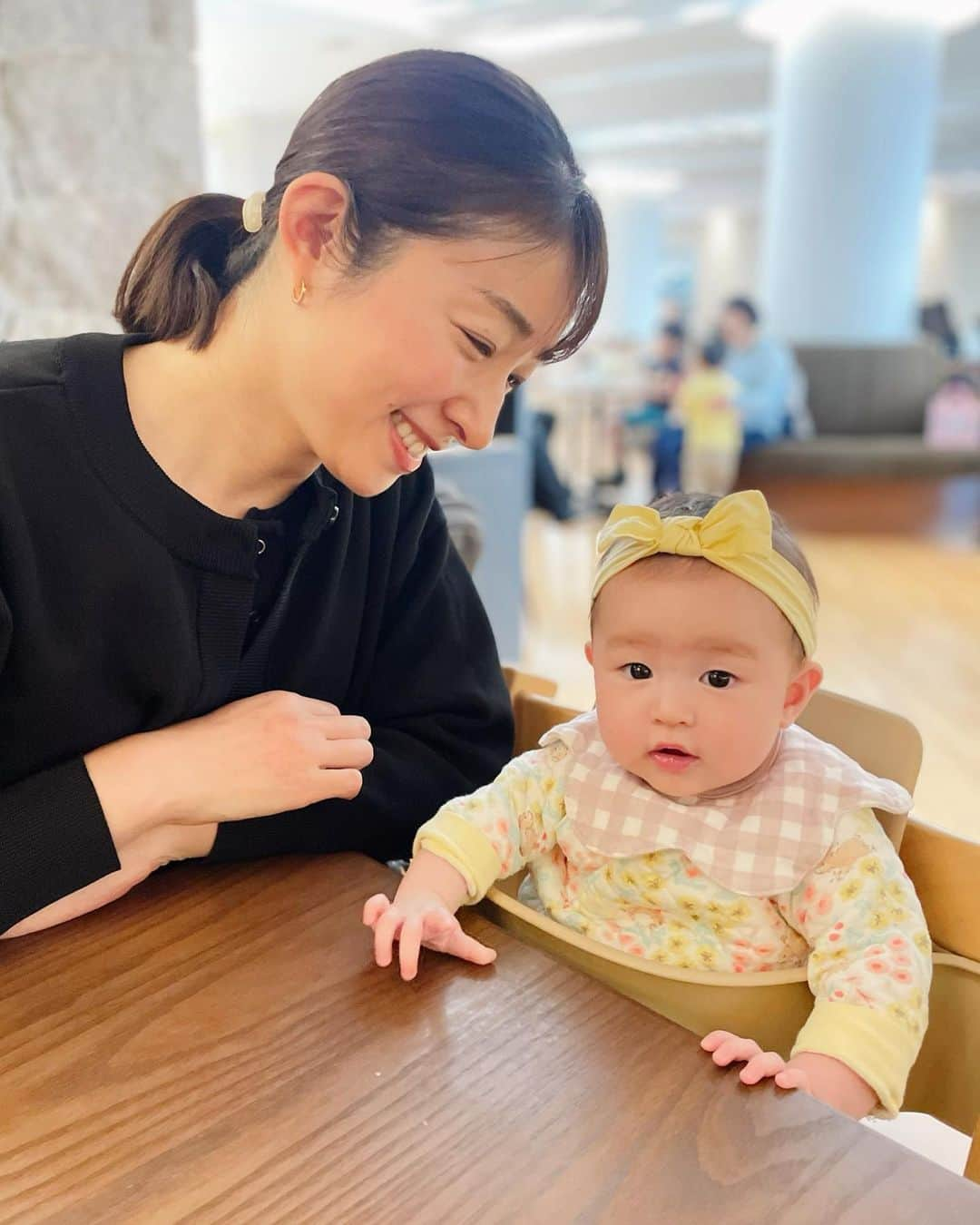 森木美和のインスタグラム：「暖かくなってきましたねー☺️  娘、初めての外食🍴 お店で離乳食を出していただきました。  もうすぐ早いものでハーフバースデーを迎えます😌  離乳食も少しずつ始めました。  上手にイスに座れましたよ✨ 我が家にも @stokkejapan 買おうかな☺️💕  食いしん坊の私に似て、食に前向きです😋  明日は何を食べさせようかな💓  #離乳食デビュー #生後5ヶ月 #女の子ベビー  #初めての外食」