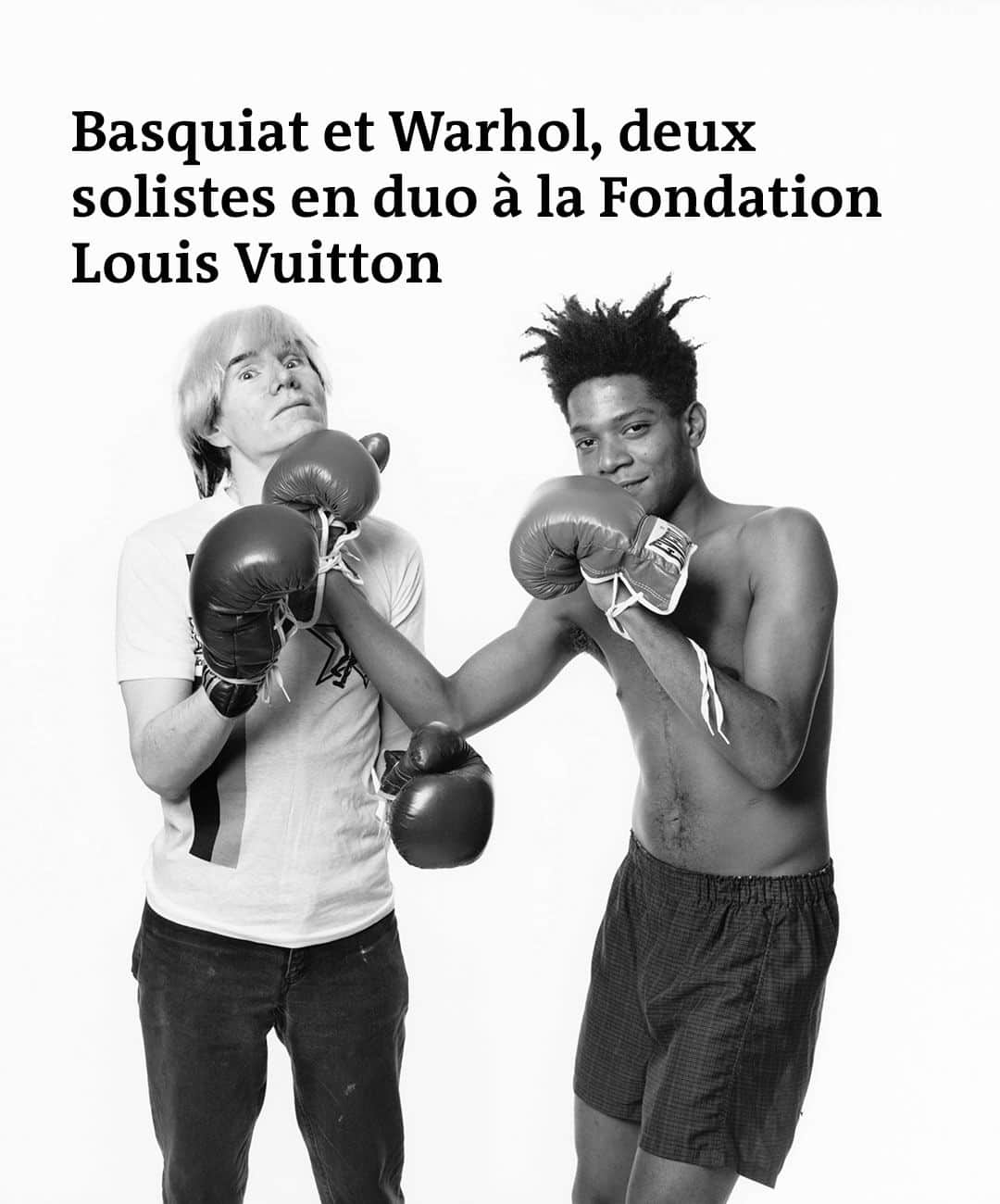 ルモンドのインスタグラム：「Pendant un peu plus de deux ans et demi, de fin 1983 à septembre 1985, Andy Warhol (1928-1987) et Jean-Michel Basquiat (1960-1988) ont réalisé ensemble plus de 160 œuvres, qui associent peinture et sérigraphie. Etant donné la notoriété immense de l’un et de l’autre, l’épisode est devenu légende, trop souvent agrémentée de petites anecdotes relevant du potin, du ragot ou de la promotion publicitaire.  L’un des mérites de l’exposition qui se tient à la Fondation Louis Vuitton jusqu’au 28 août est que, dans les salles, à l’inverse de ce qu’il en est dans le catalogue, elle ne concède que peu de place à de tels éléments. Sobrement, sans commentaires inutiles, elle montre la moitié de leur production à quatre mains, dont la plupart de leurs grands et très grands formats.  L’accrochage est à peu près chronologique et, en raison des dimensions des toiles, plus aéré qu’il ne l’a souvent été ici. Il s’étend à la quasi-totalité de la Fondation et une visite détaillée exige un peu d’endurance et du temps, plutôt deux heures qu’une, pour jouir des œuvres et se poser quelques questions. - Vous avez lu 11% de cet article.  - Photo 1 : Andy Warhol et Jean-Michel Basquiat, à New York (Etats-Unis), le 10 juillet 1985. MICHAEL HALSBAND 2022  Photo 2 : « 6.99 » (1984) ESTATE OF JEAN-MICHEL BASQUIAT LICENSED BY ARTESTAR, NEW YORK/THE ANDY WARHOL FOUNDATION FOR THE VISUAL ARTS, INC./LICENSED BY ADAGP, PARIS 2023  Photo 3 : « Collaboration No. 19 » (1984-1985) ESTATE OF JEAN-MICHEL BASQUIAT/THE ANDY WARHOL FOUNDATION FOR THE VISUAL ARTS, INC./COURTESY OF ZIDOUN-BOSSUYT GALLERY, LUXEMBOURG/ADAGP  Photo 4 : « Sans titre » (1984-1985) ESTATE OF JEAN-MICHEL BASQUIAT LICENSED BY ARTESTAR, NEW YORK ; THE ANDY WARHOL FOUNDATION FOR THE VISUAL ARTS, INC./LICENSED BY ADAGP, PARIS 2023, COURTESY OF BISCHOFBERGER COLLECTION, MANNEDORF-ZURICH -  #andywarhol  #basquiat #fondationvuitton」