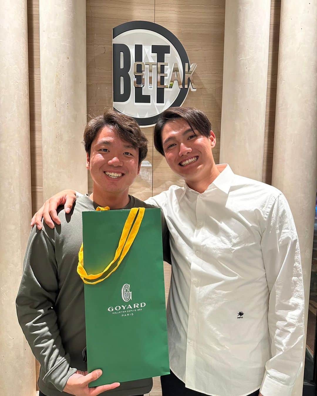西純矢のインスタグラム：「4.23  頌樹さん（コナン君）の 初勝利お祝い会🥂 西勇輝さん主催🙌🙌🙌🙌  本当におめでとうございます🎉  パワー貰いました🤩 僕も頑張ります！  #西勇輝 さん #村上頌樹 さん #西純矢  2枚目の苺のケーキ🍓 めちゃ美味しかったから絶対また買いに行く！」