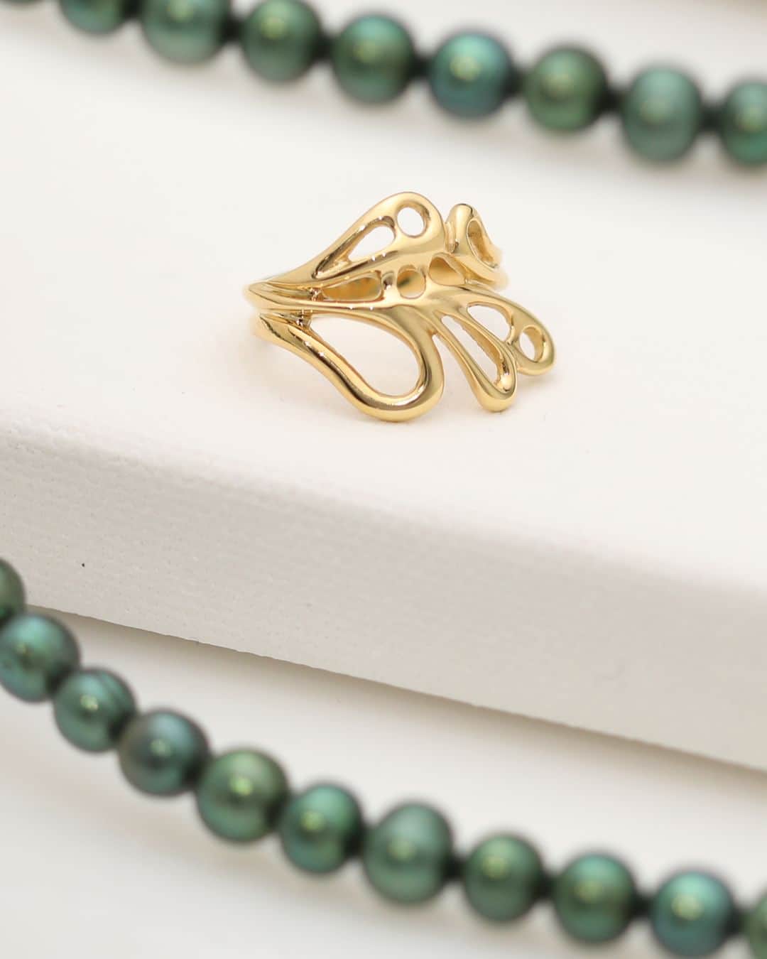 フォリフォリさんのインスタグラム写真 - (フォリフォリInstagram)「This statement gold plated silver ring will elegantly embrace your fingers and upgrade your look. Discover the new Winged Spirit collection at follifollie.com  #follifollie #myfollifollie #newcollection #ring #2k23 #fashion #style #WingedSpirit #jewelleryofinstagram #jewelleryoftheday #jewellery #jewelry #instajewelry #fashionjewelry」4月23日 21時00分 - follifollie