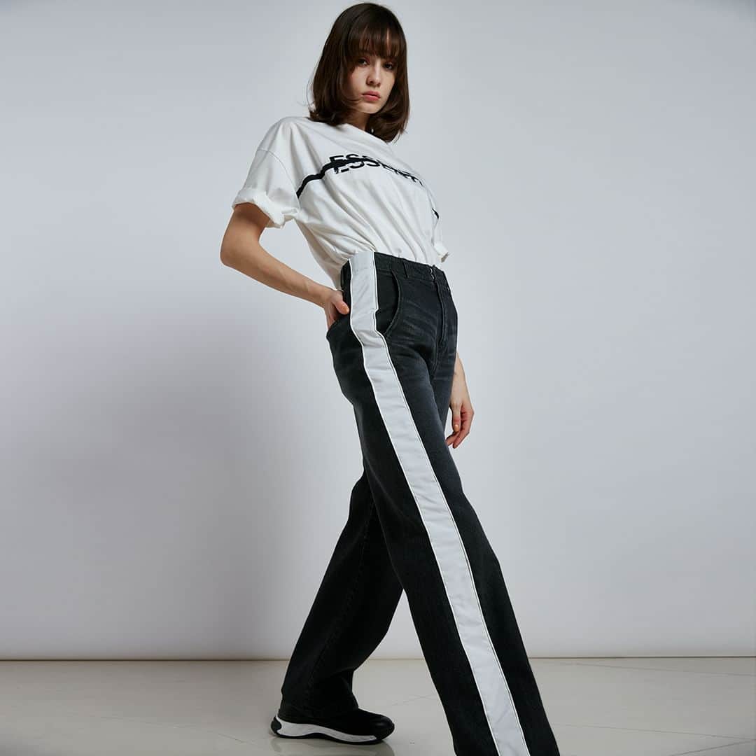 Double Standard Clothingのインスタグラム：「. NEW ARRIVAL 2023 SS COLLECTION . [TOPS] ESSENTIAL / ロゴTシャツ price. 13,200円(税込) color. オフ / ブラック size. F . ------------------------------------------- #doublestandardclothing #tokyo #DSC #sov #dscessential #nightstore #2023ss #fashion #ootd」