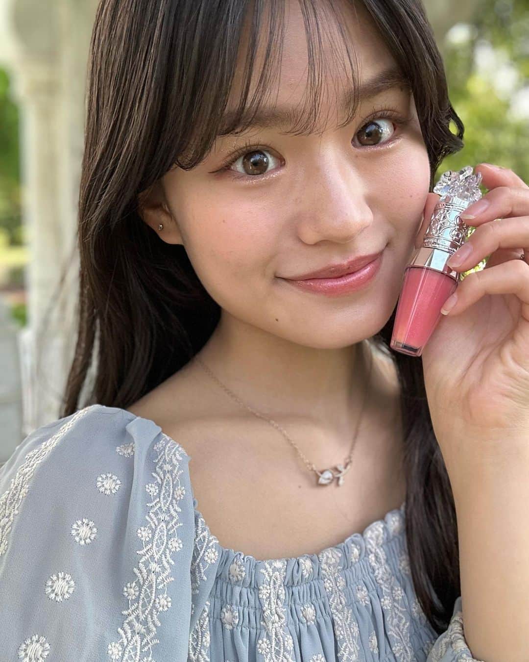 平日菜向のインスタグラム：「JILLSTUARTのリップ🪽 かわいいリップは持ってるだけで気分があがります🩷」